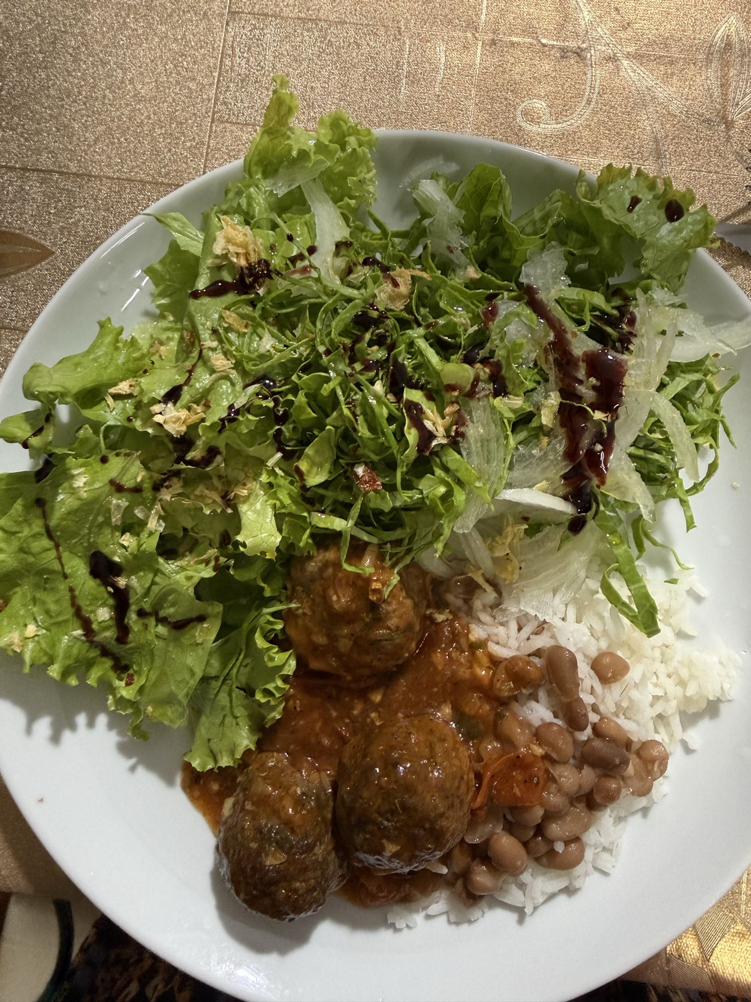 Almôndegas com arroz e salada
