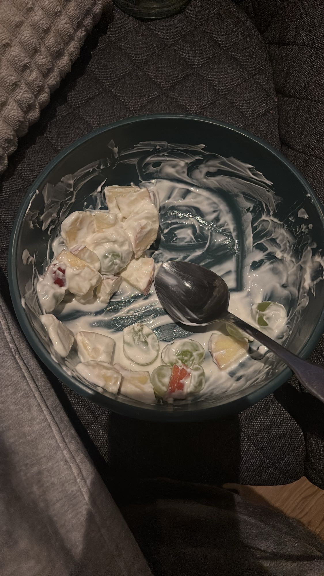 Yogurtlu meyve salatası