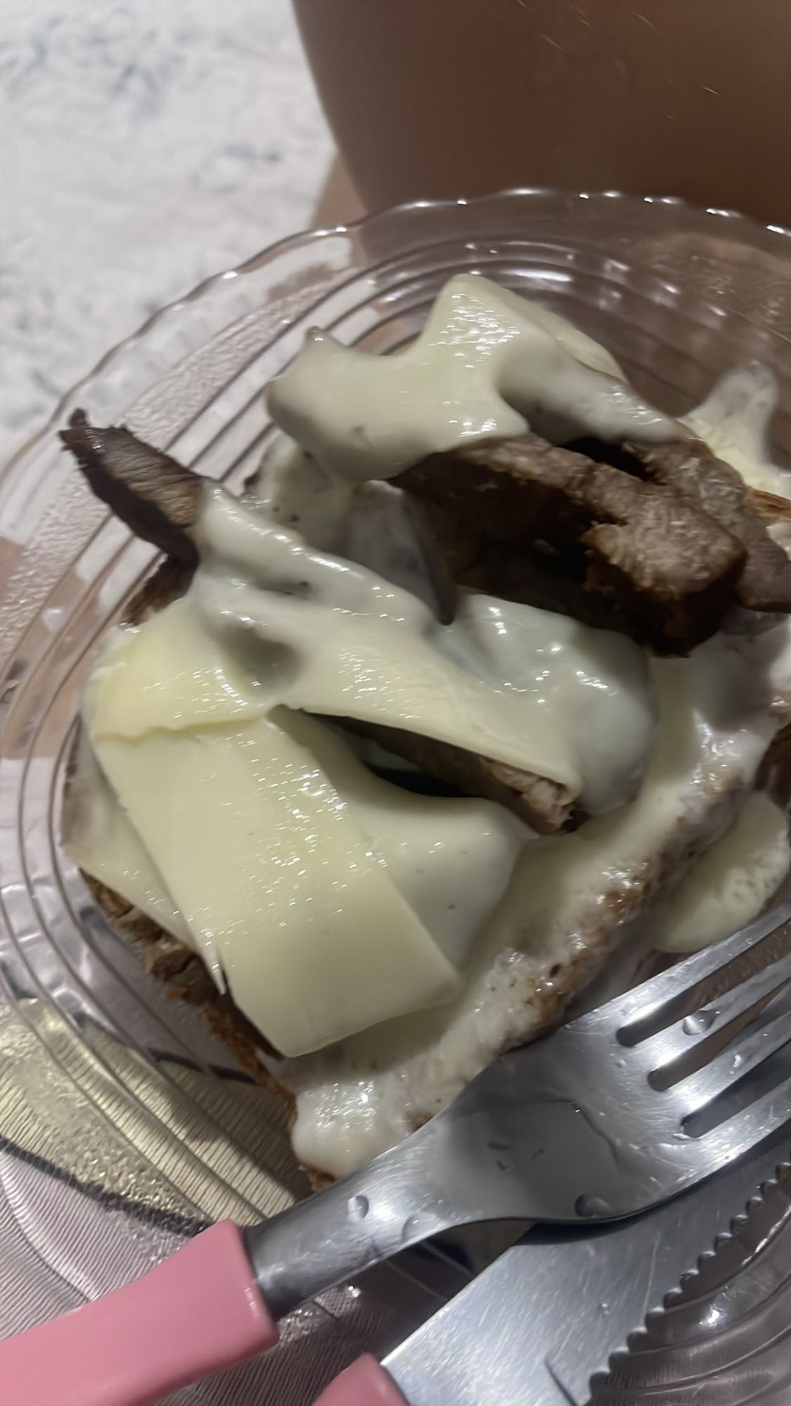 Pão com carne e queijo