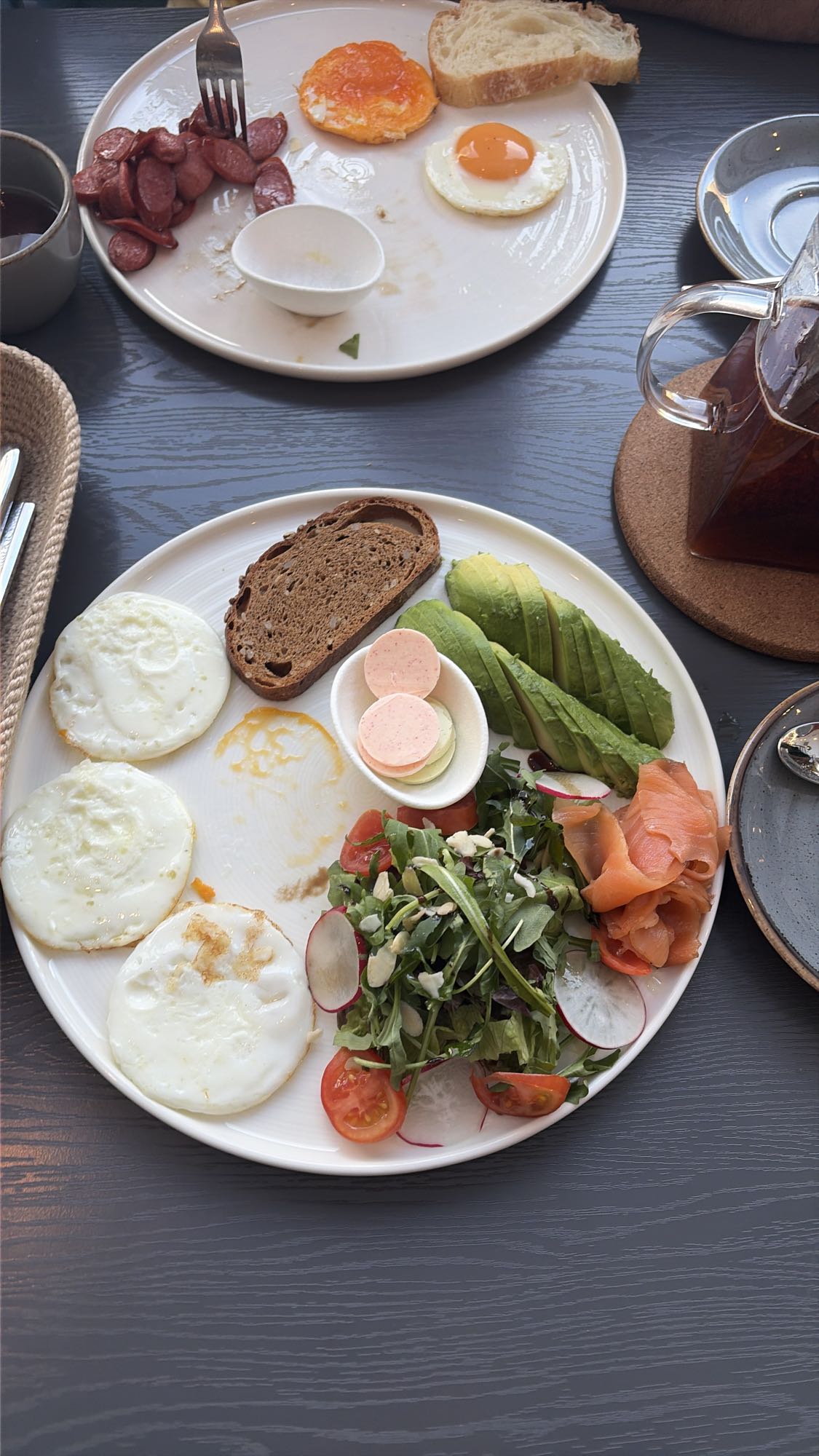 Завтрак с яйцами и лососем