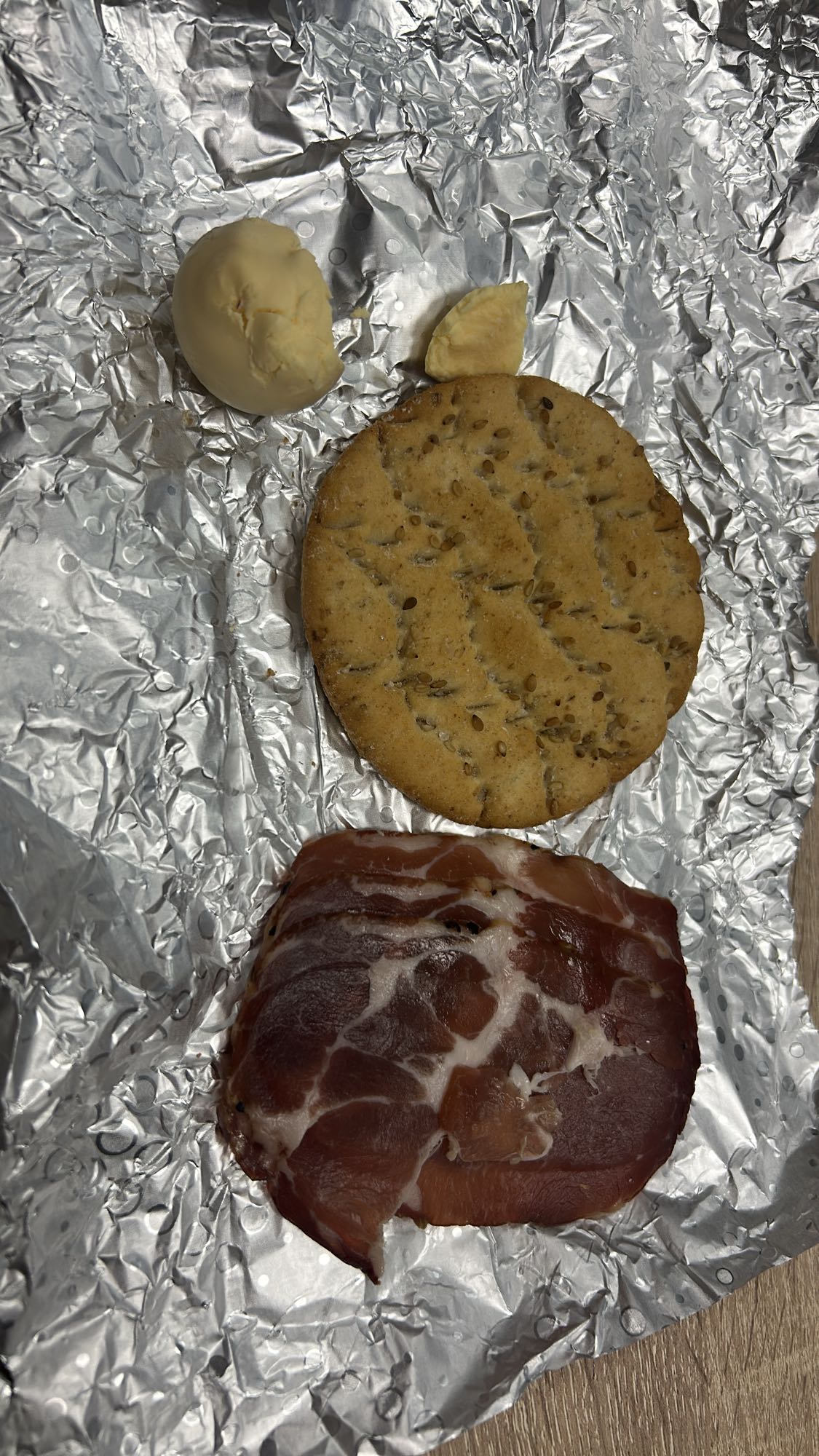 Gustare cu biscuiți și carne