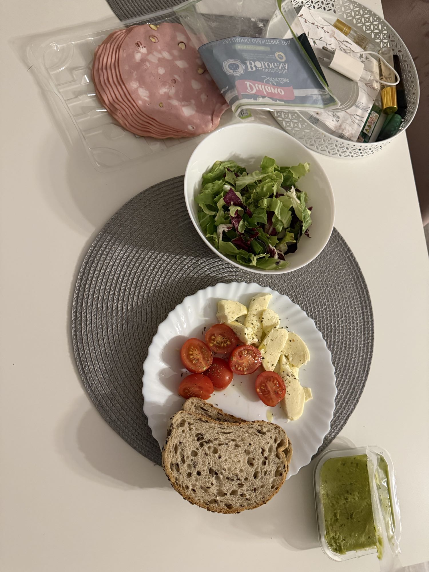 Sandviș cu salată și brânză