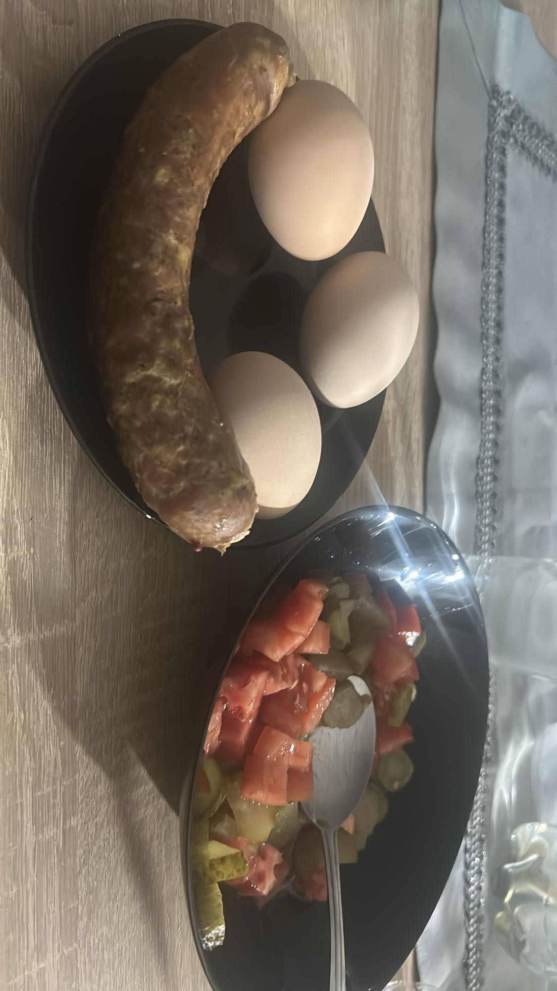 Jajka, kiełbasa i sałatka