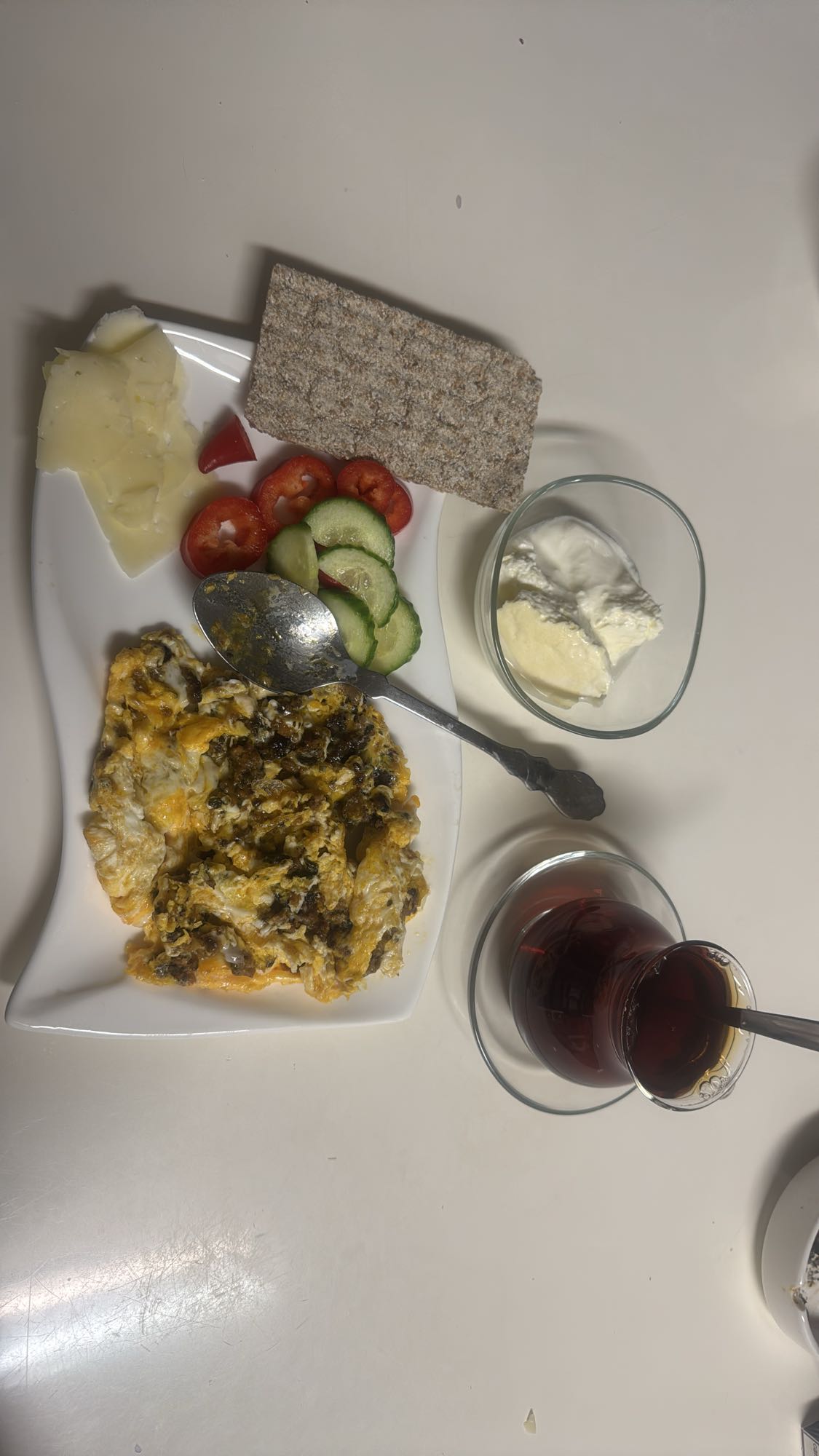 Frukosttallrik med ägg och grönsaker