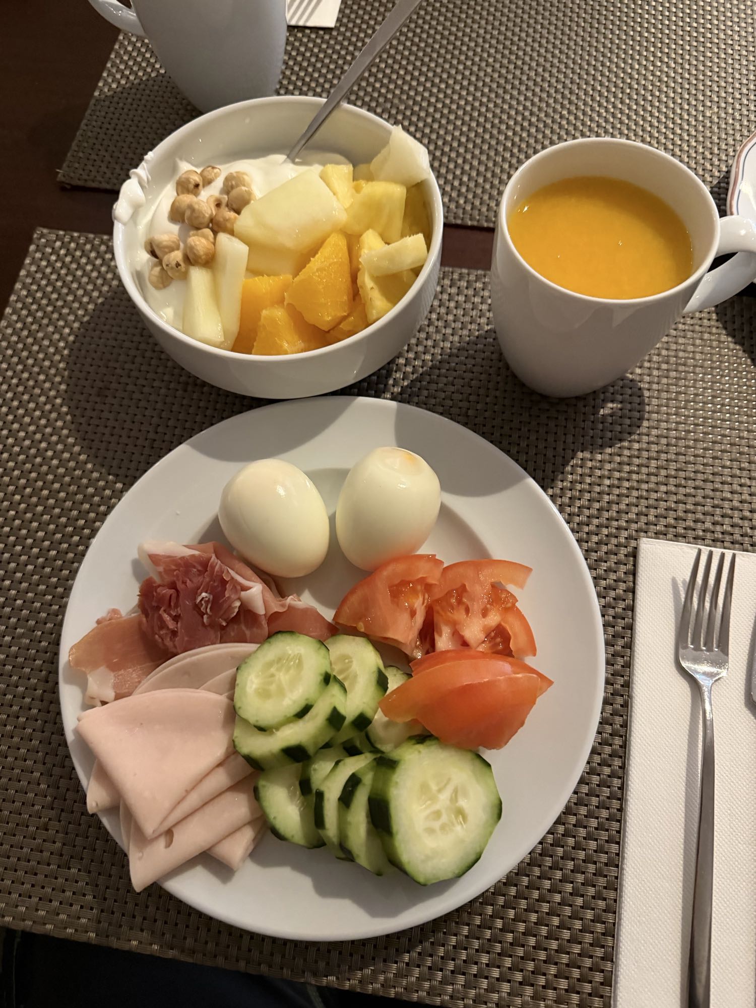 Kahvaltı tabağı ve yoğurt