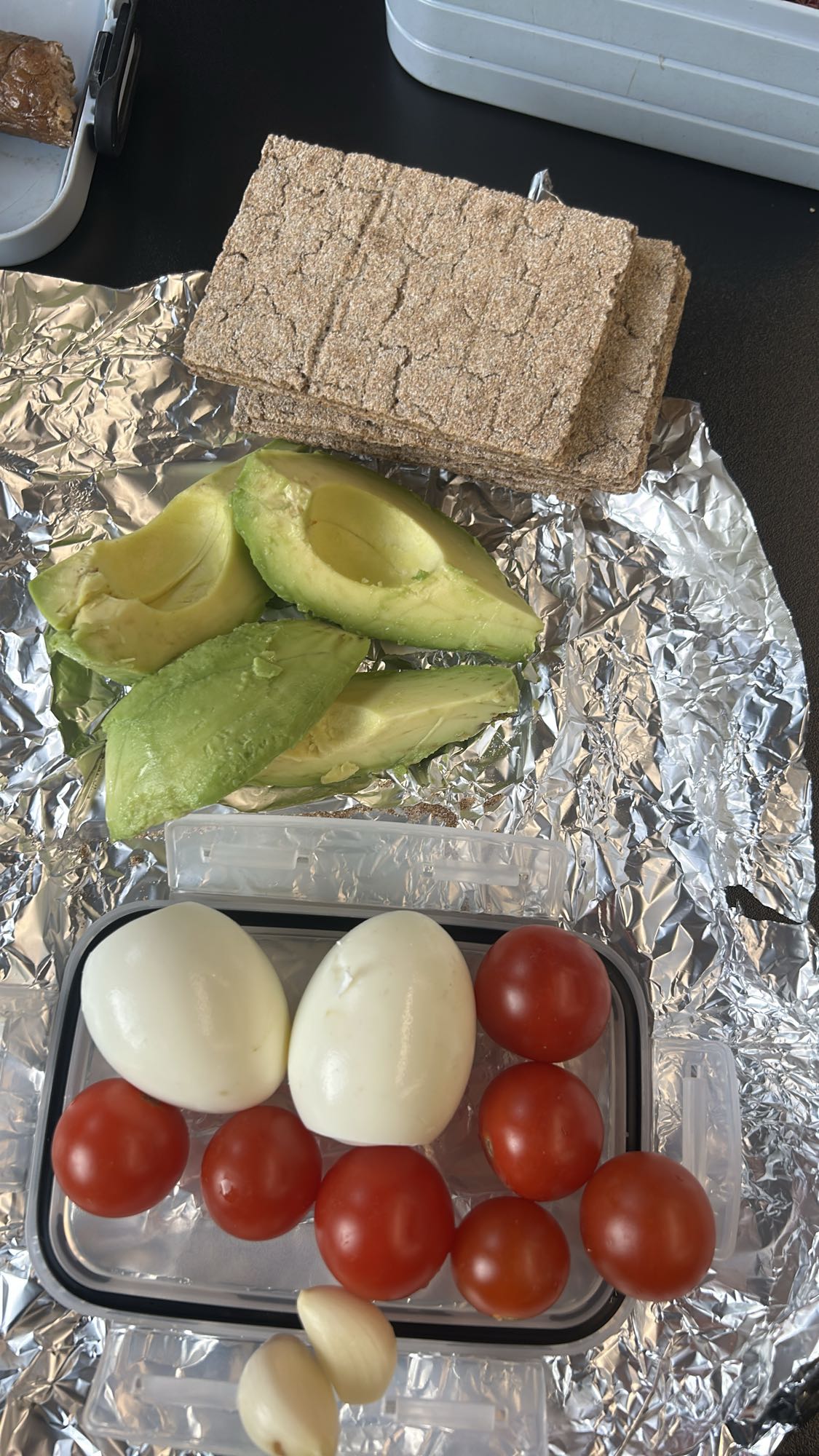 Huevos con aguacate y pan