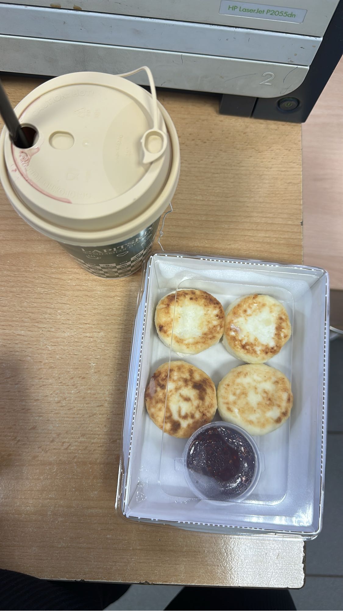 сырники с вареньем и кофе