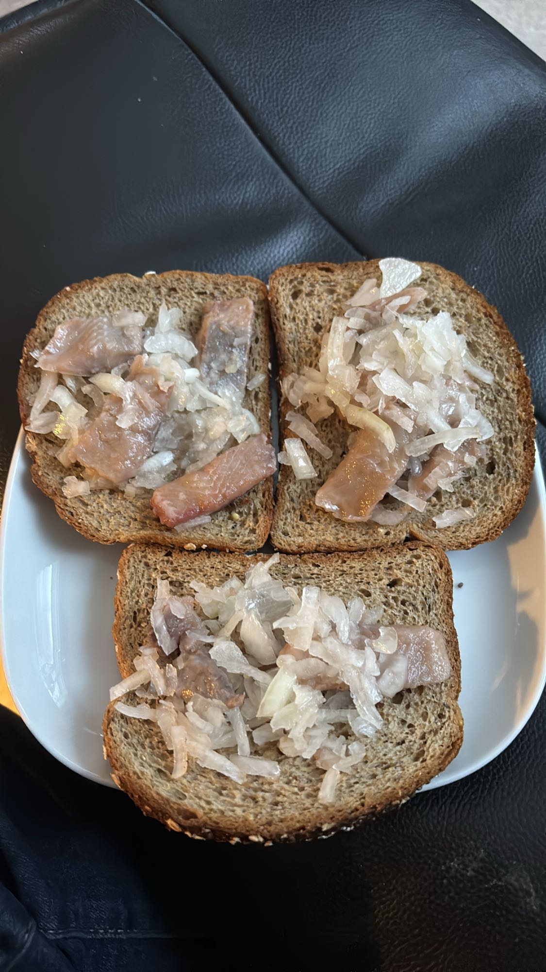 Sild og løk på grovbrød