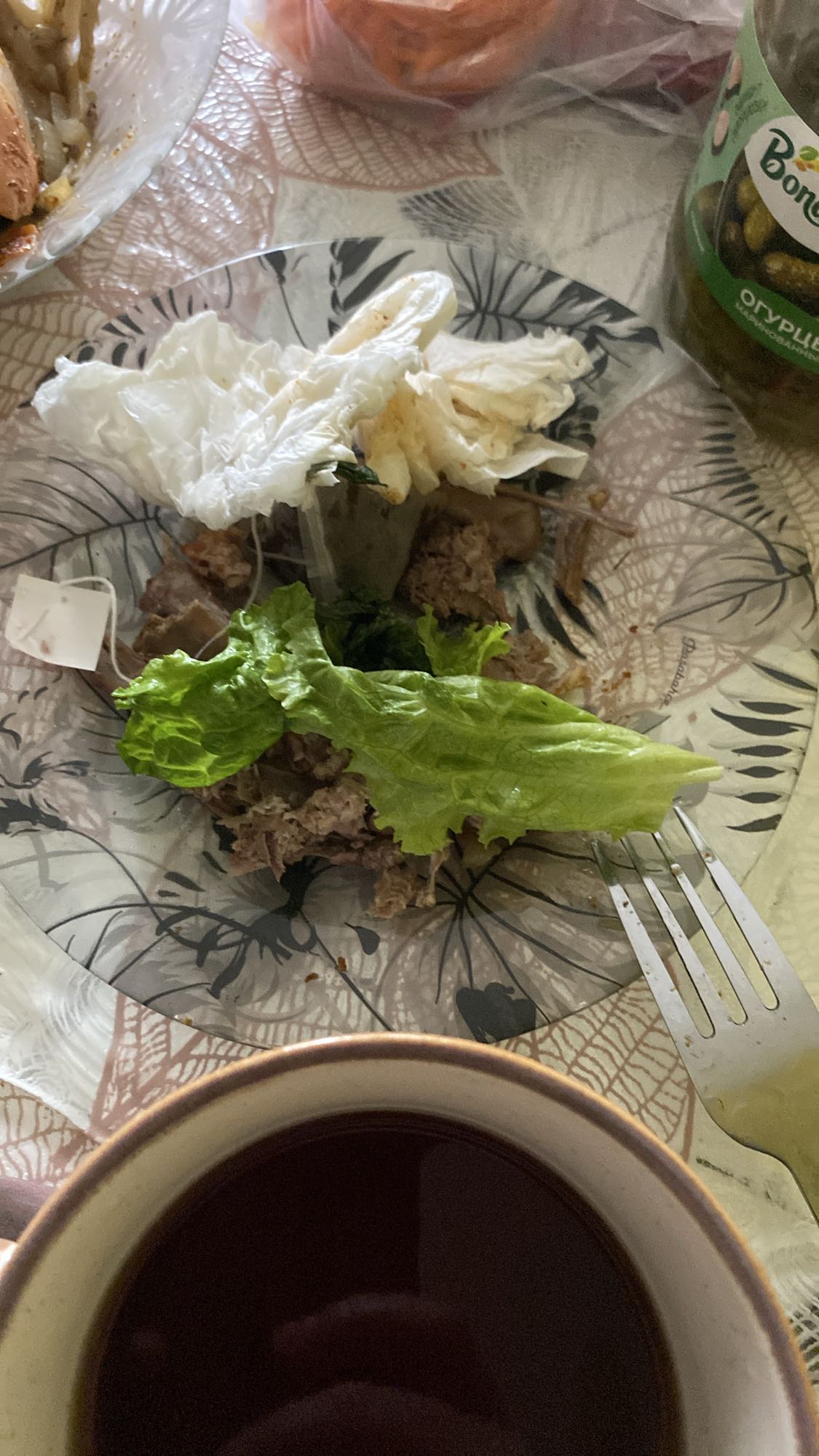 Остатки мяса с салатом и чаем