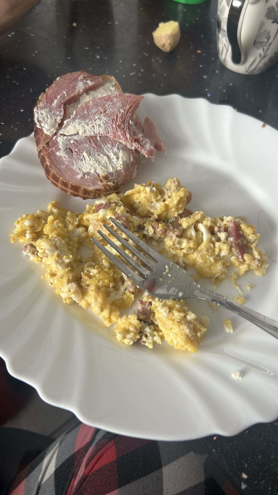 Jajecznica z szynką i chlebem