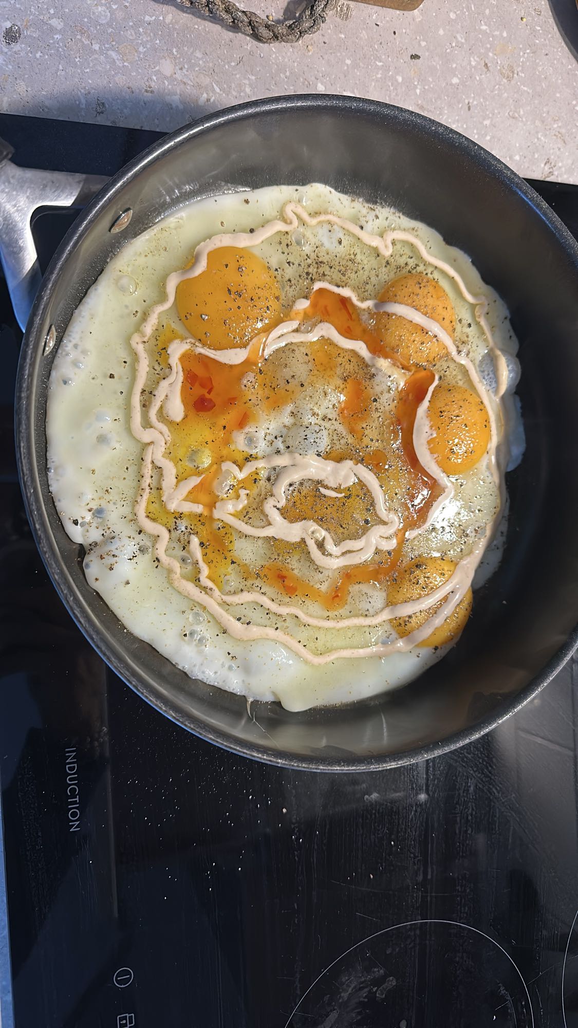 Stekta ägg med sås