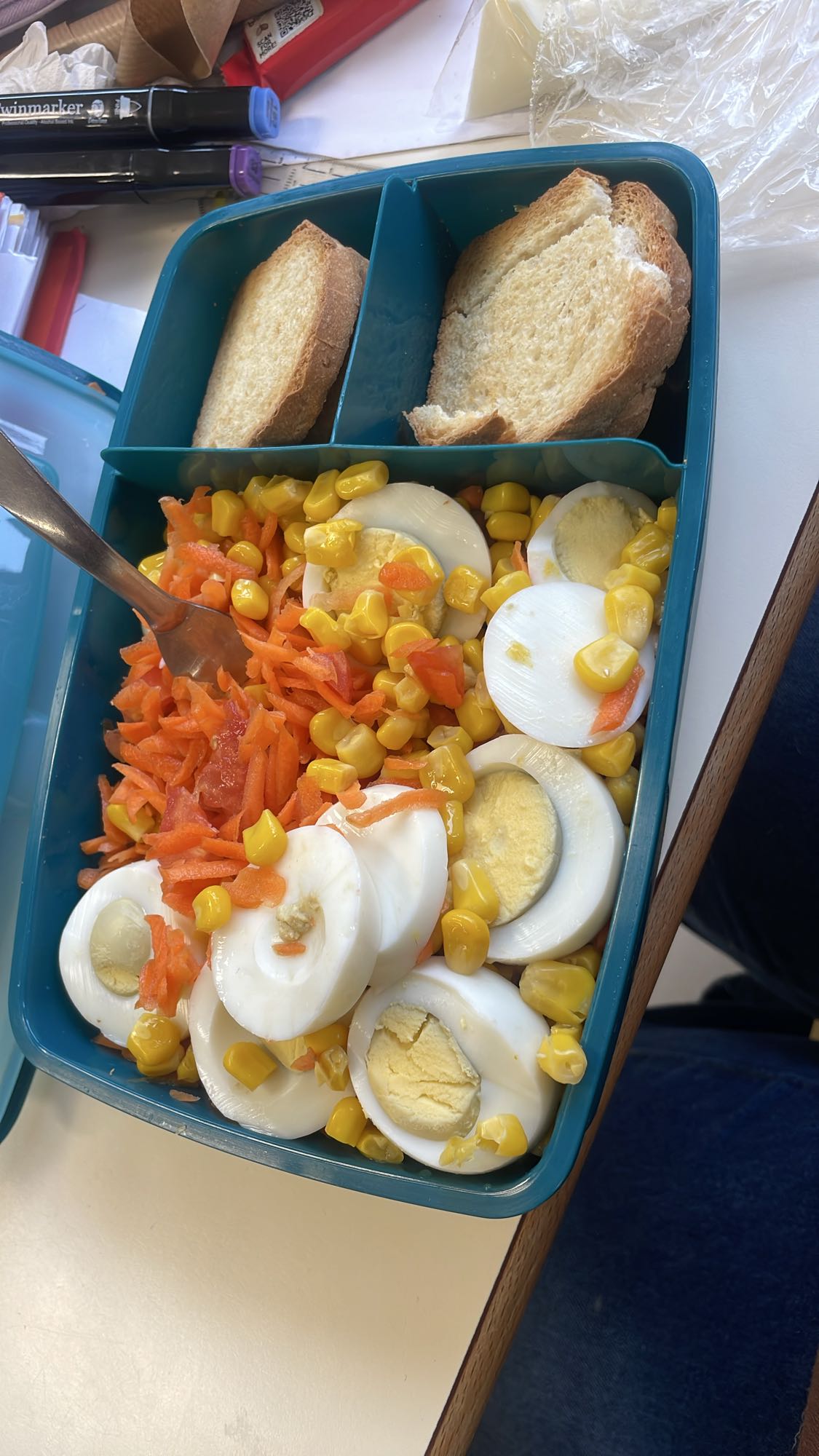 Salade œufs, maïs, carottes, pain