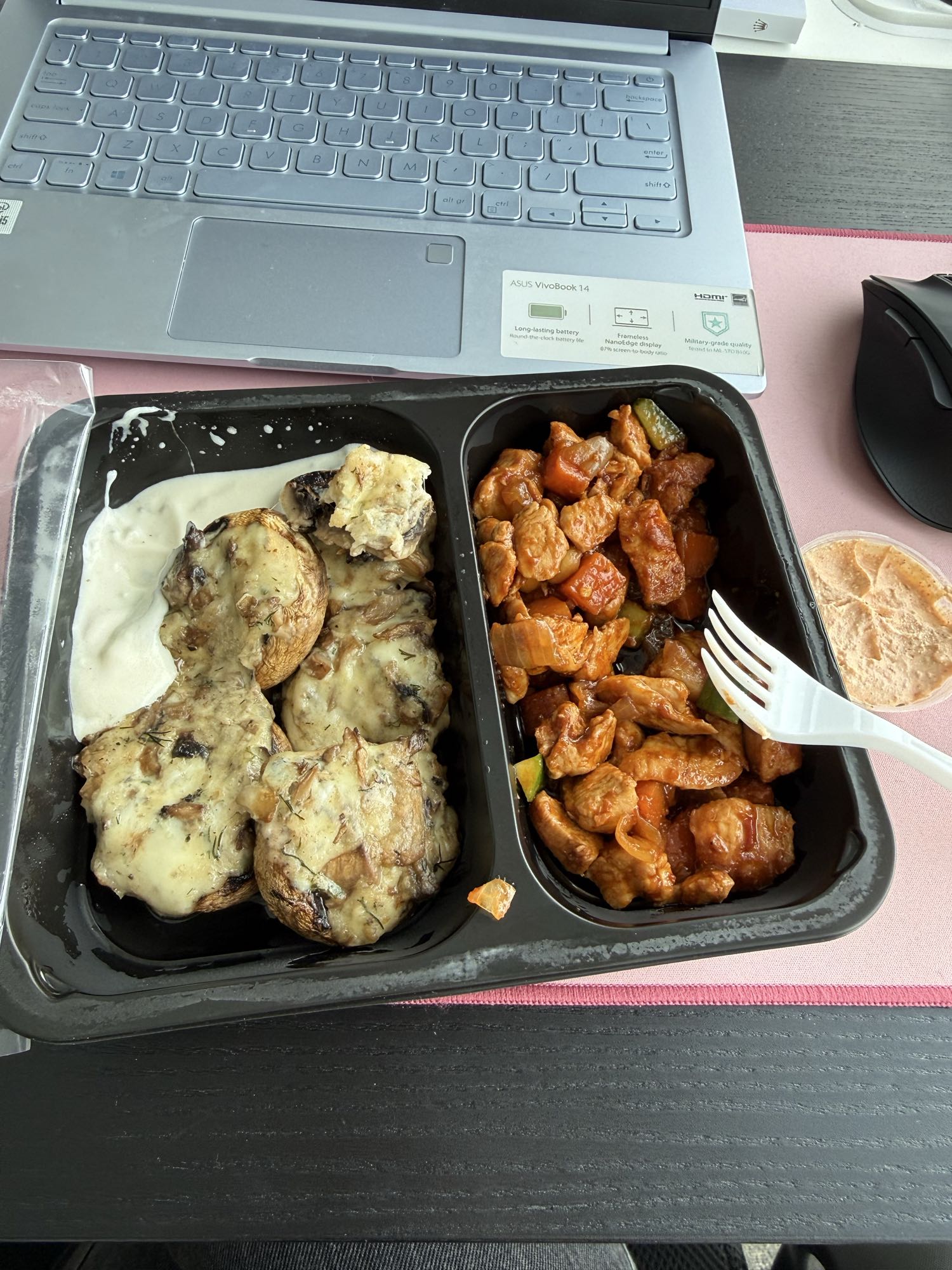 Ciuperci și pui cu legume