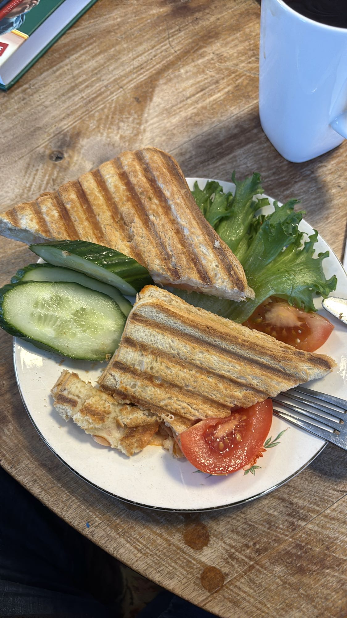 Grillet sandwich med salat