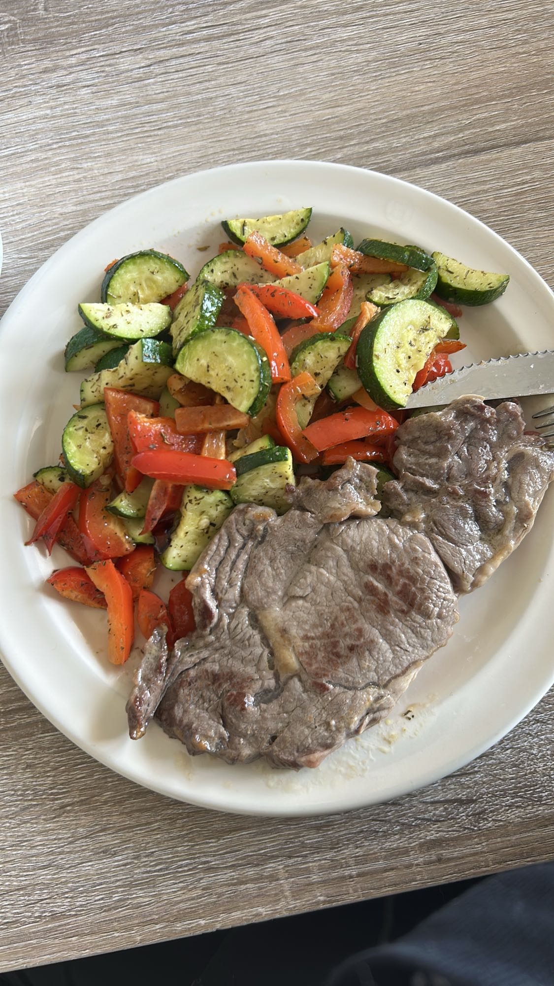 Steak et légumes sautés