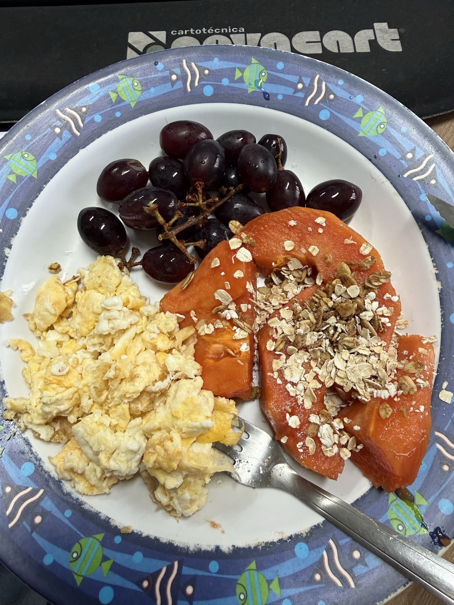 Café saudável com frutas e ovos