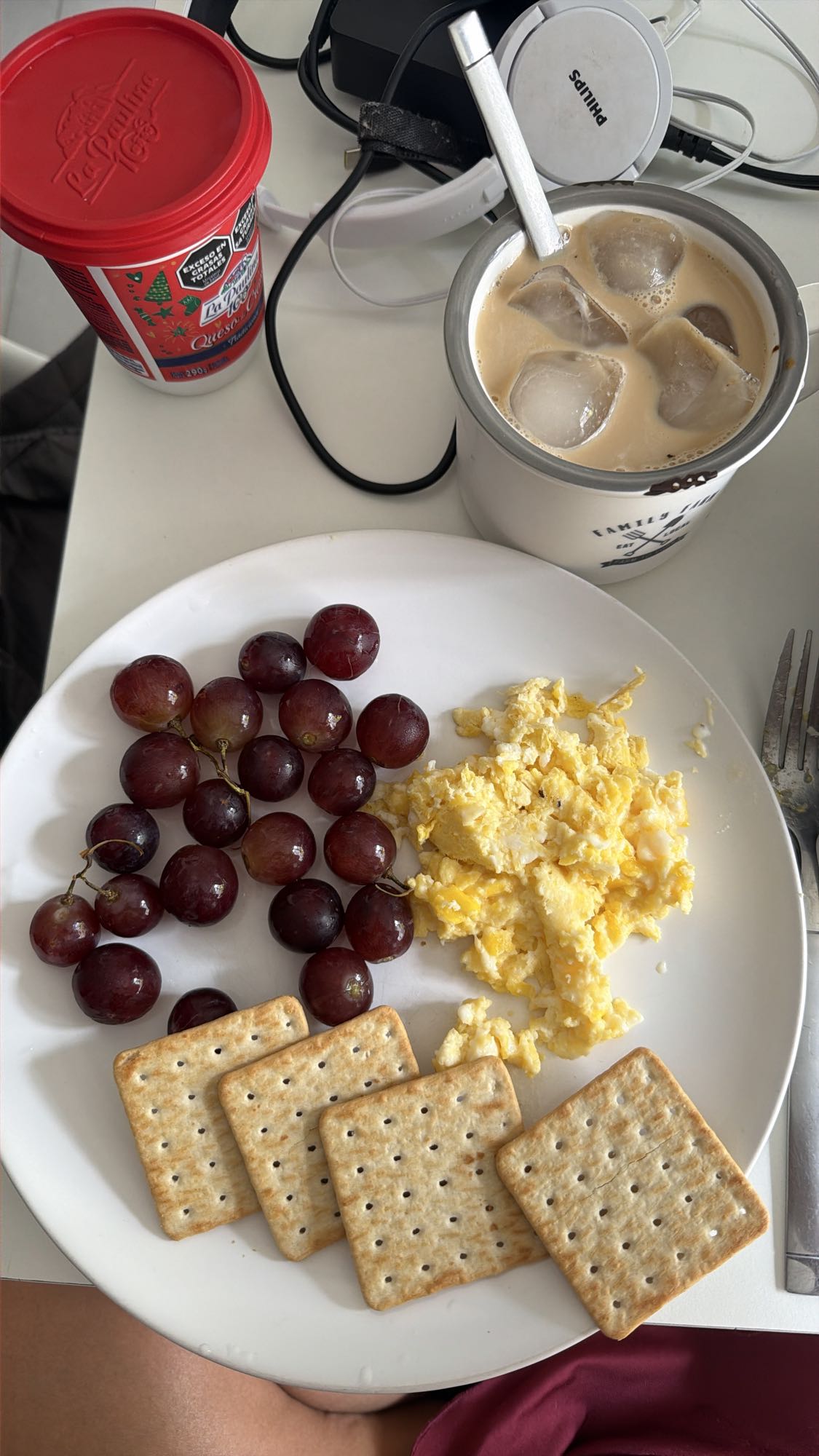 Desayuno con uvas y huevo