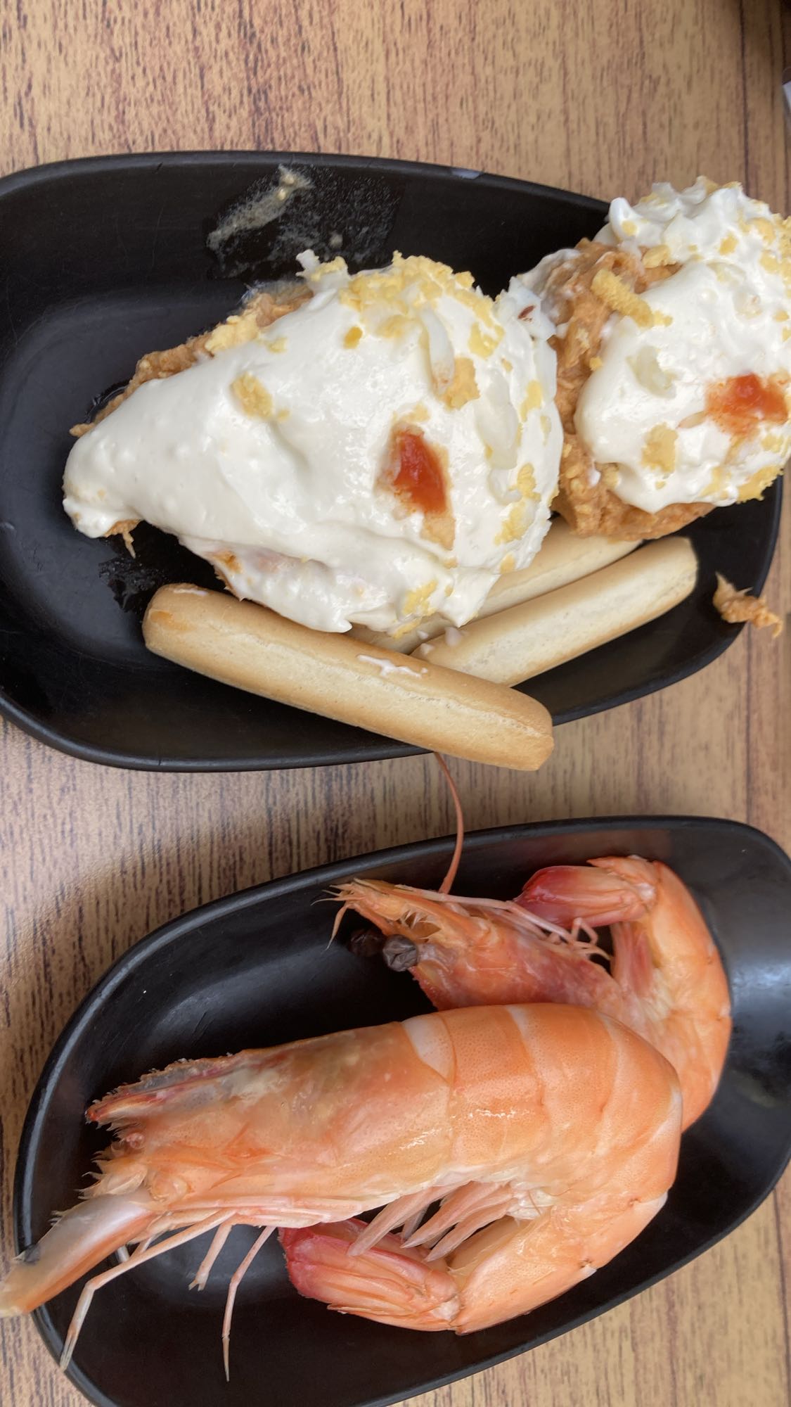 Räkor och smörgås med kräm