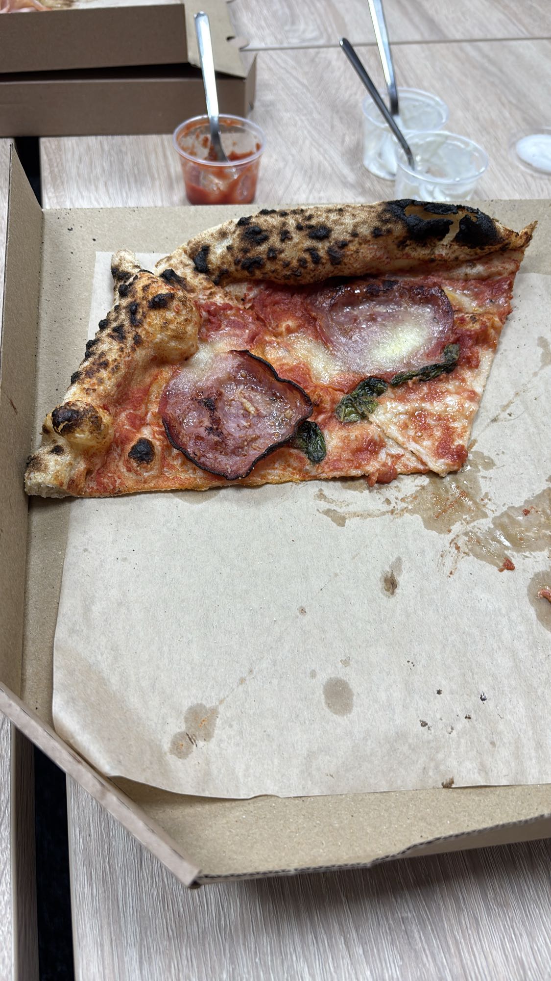 Kawałek pizzy z salami