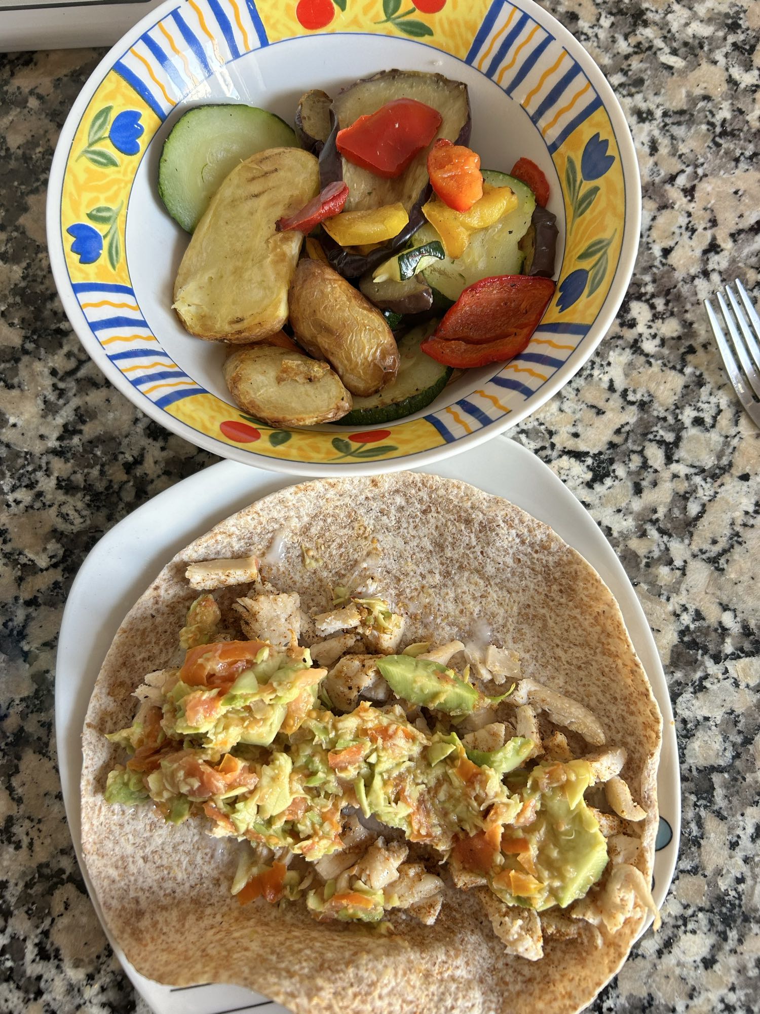 Wrap con pollo, aguacate y verduras salteadas