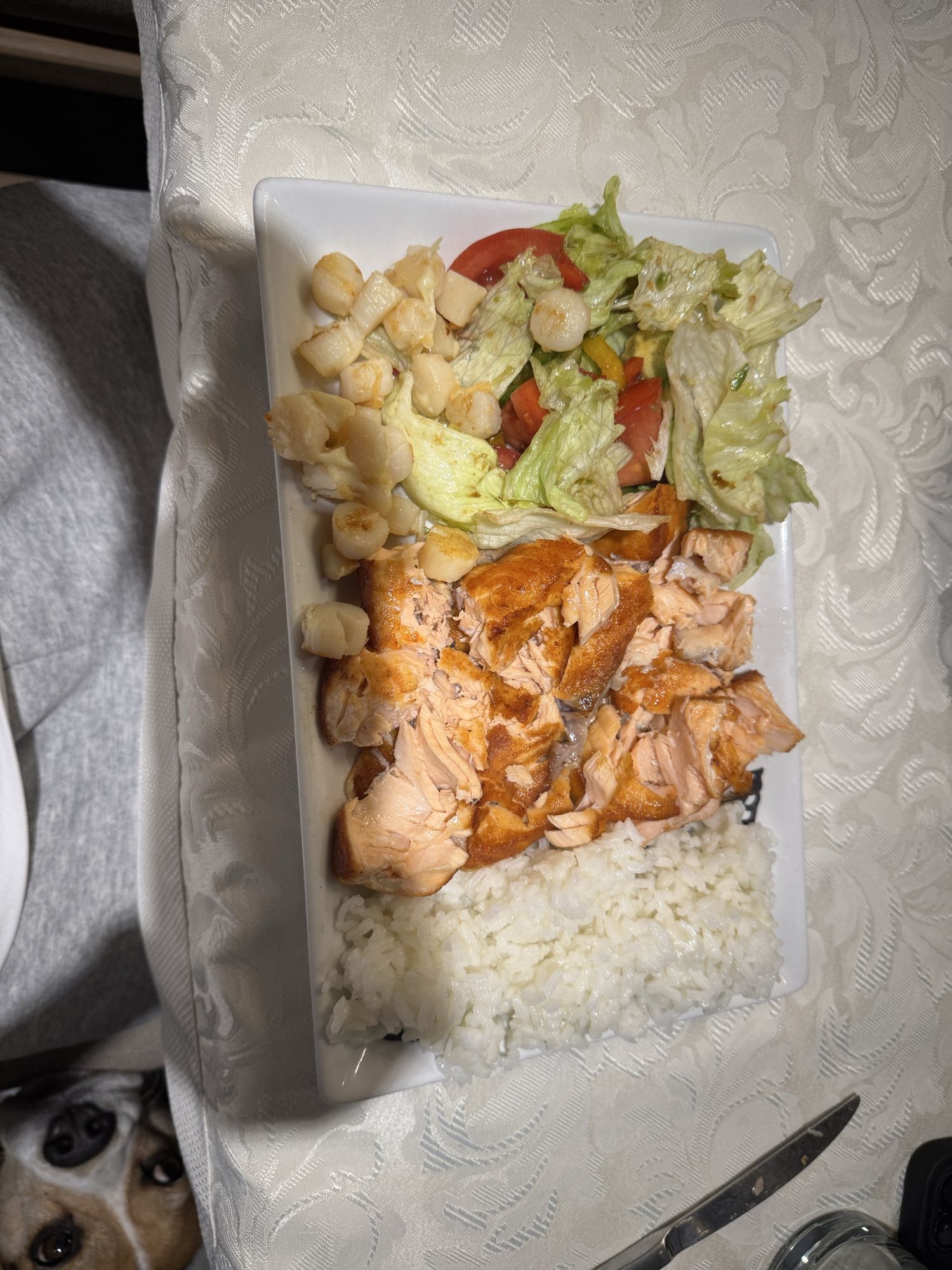 Salmón con arroz y ensalada