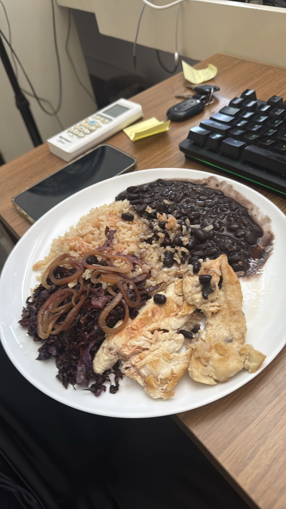 Frango com arroz e feijão