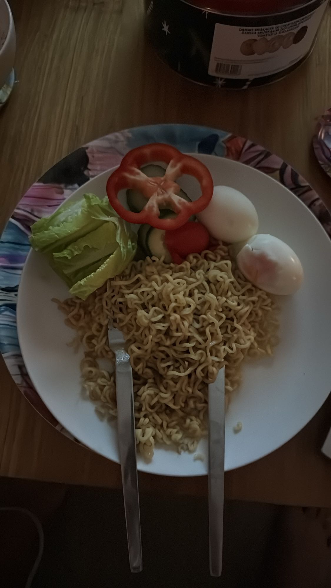 Nudlar med ägg och grönsaker