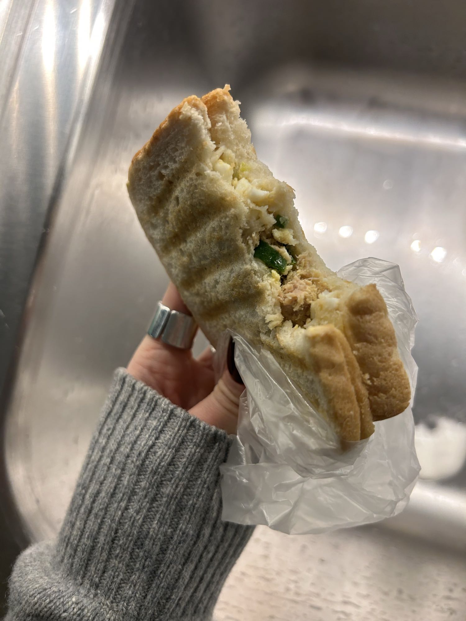 Тост с тунцом и яйцом