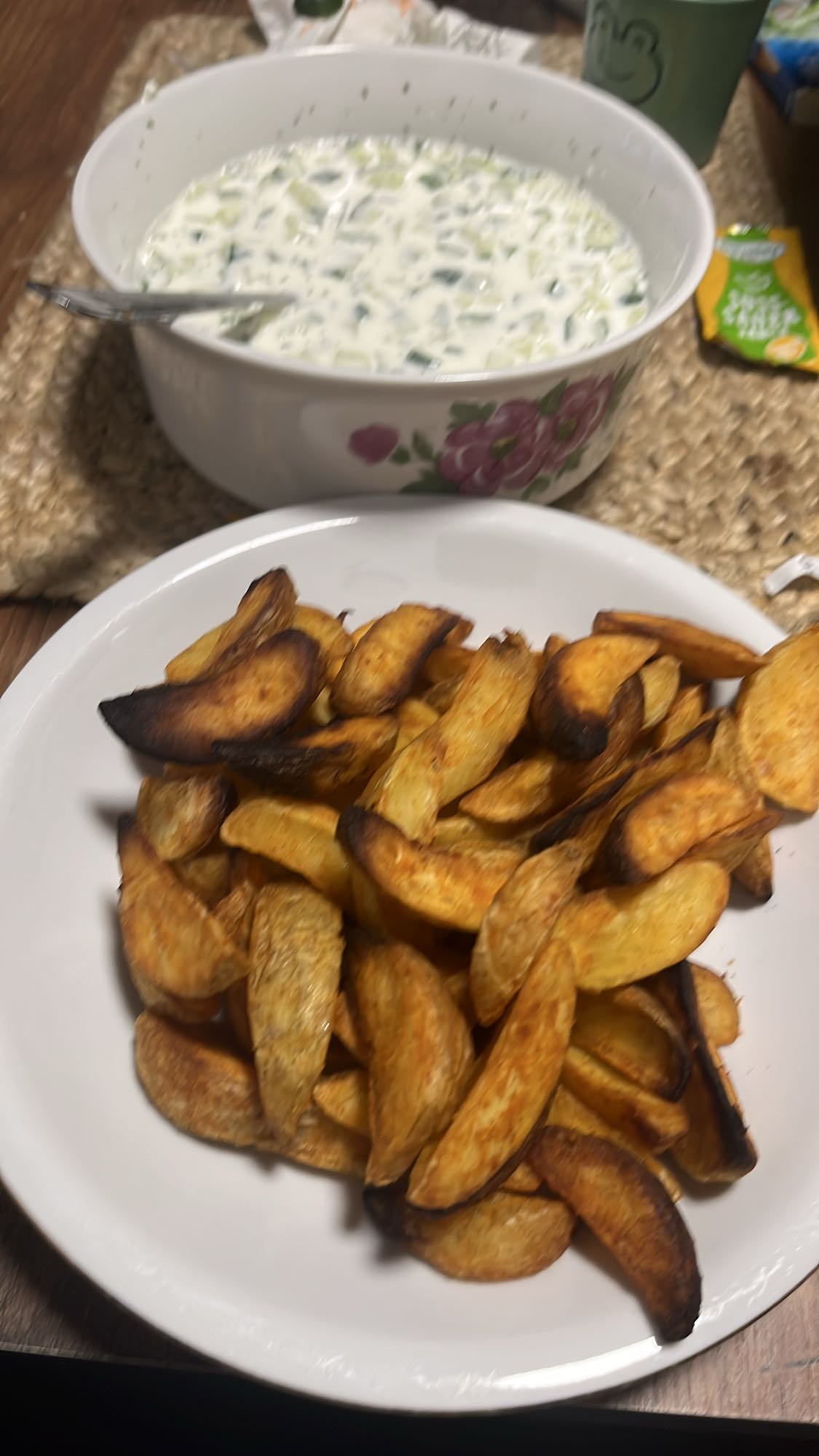 Kartoffelspalten mit Joghurt-Dip