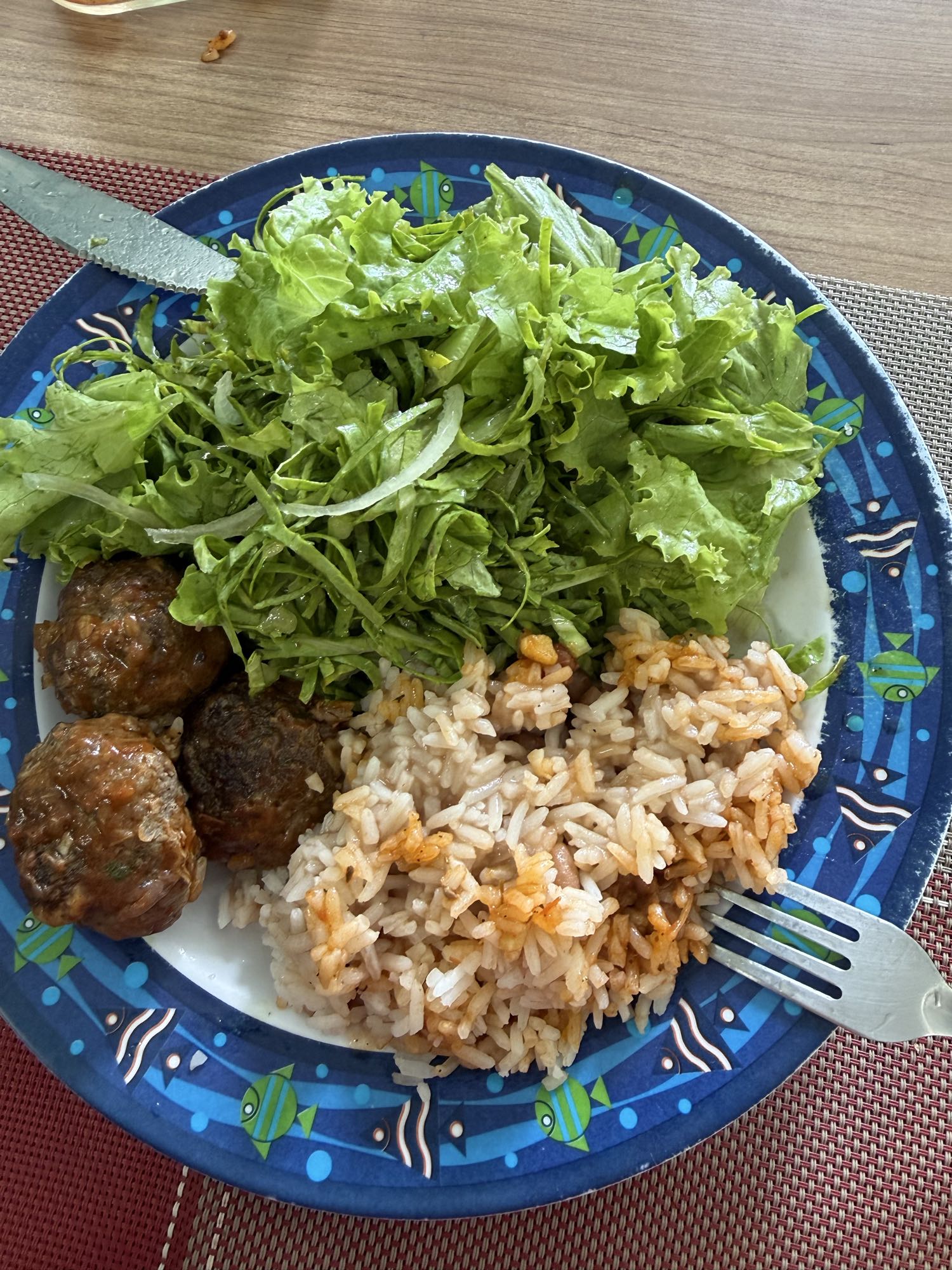 Almôndegas com arroz e salada