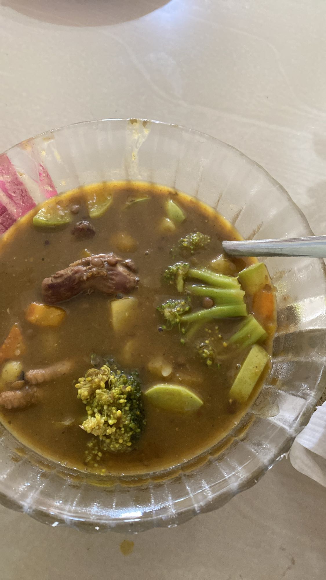 Sopa de lentejas con pollo y verdura