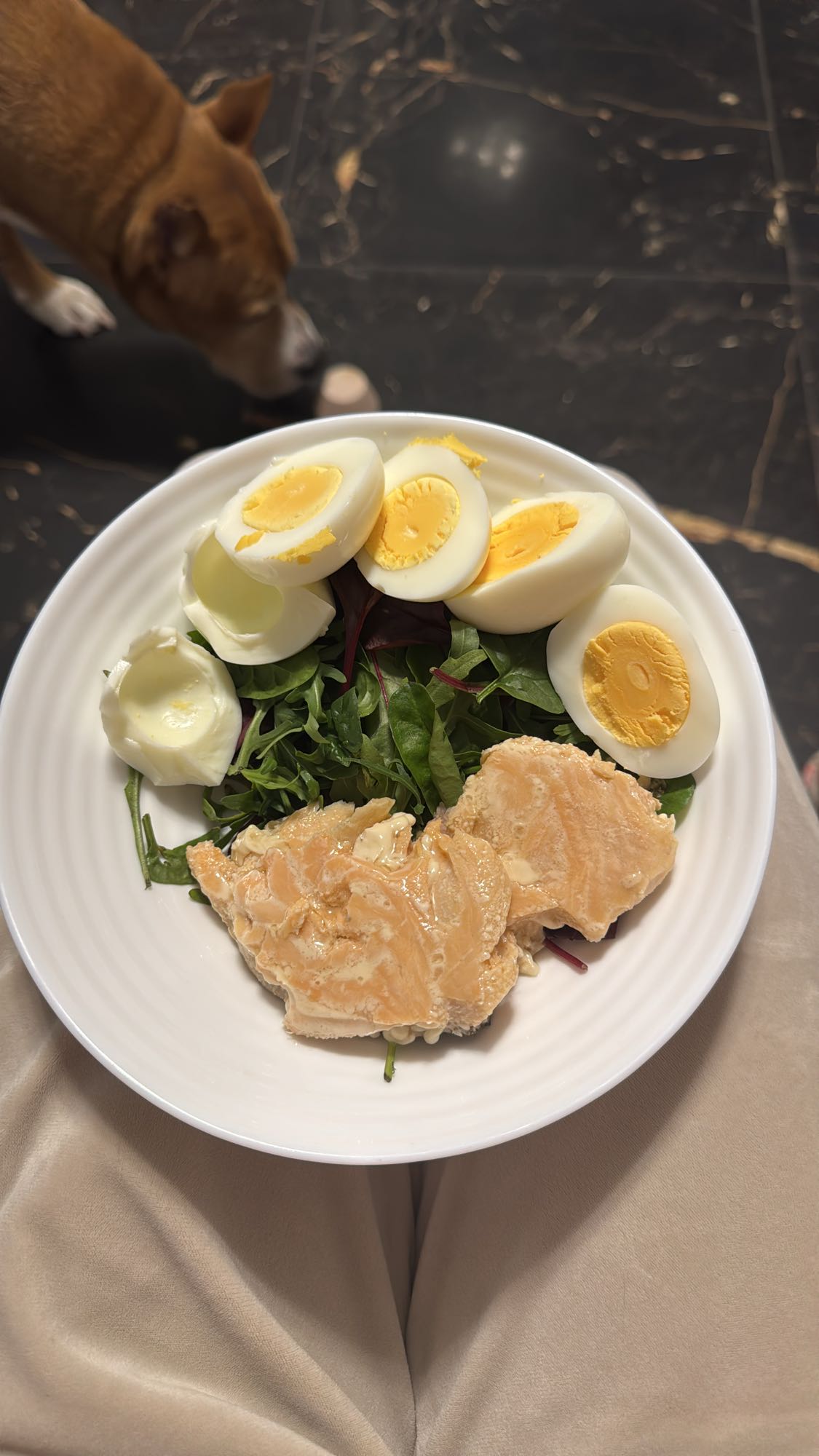 Салат с яйцом и лососем