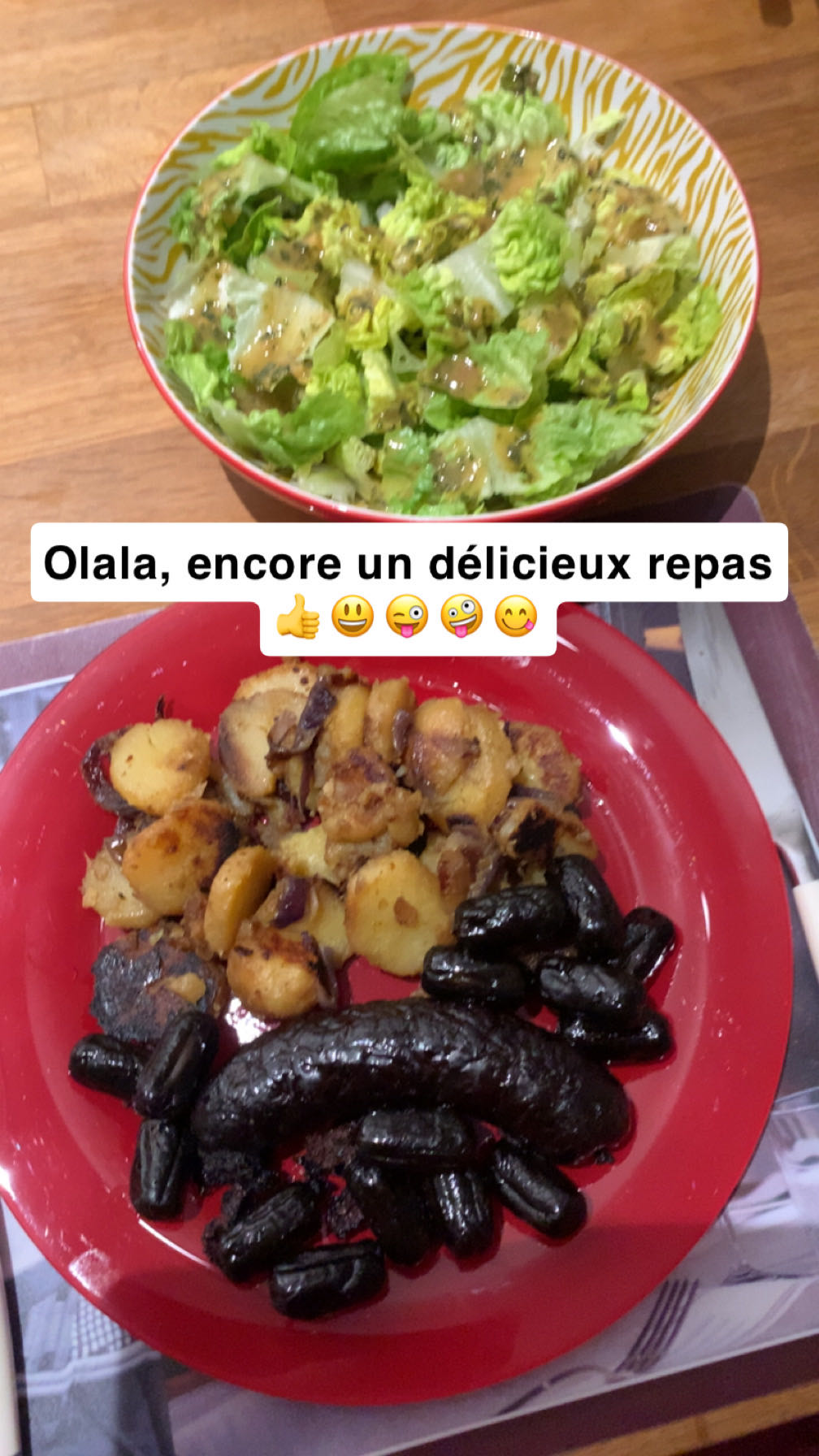 Boudin noir, pommes, salade