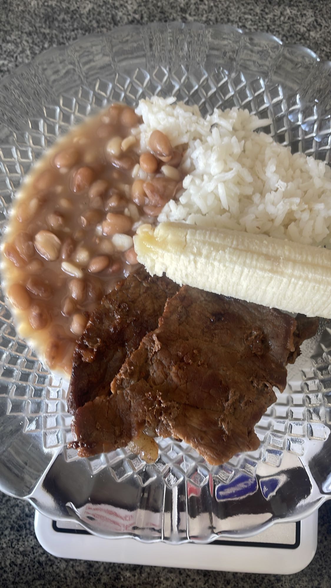 Arroz, feijão, carne e banana