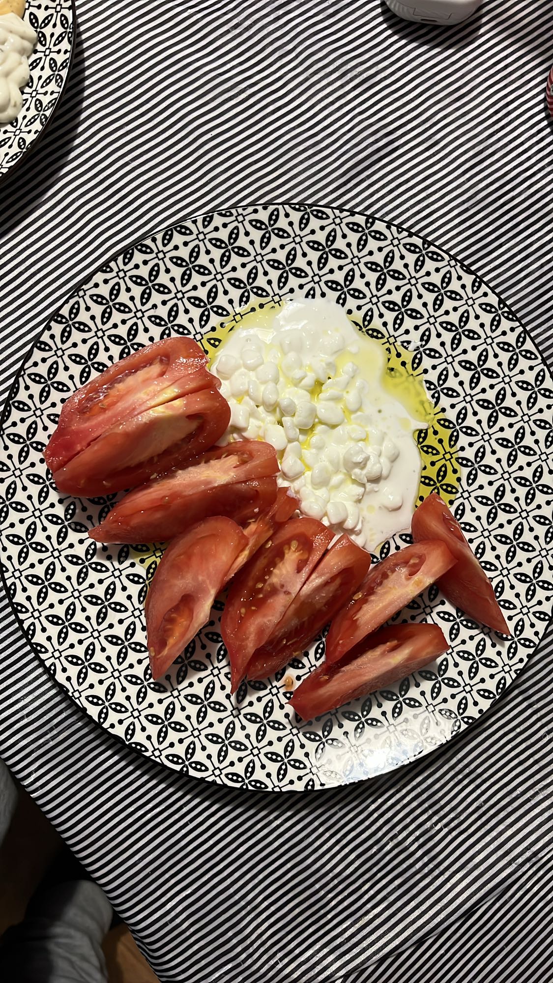 Домат с извара и зехтин