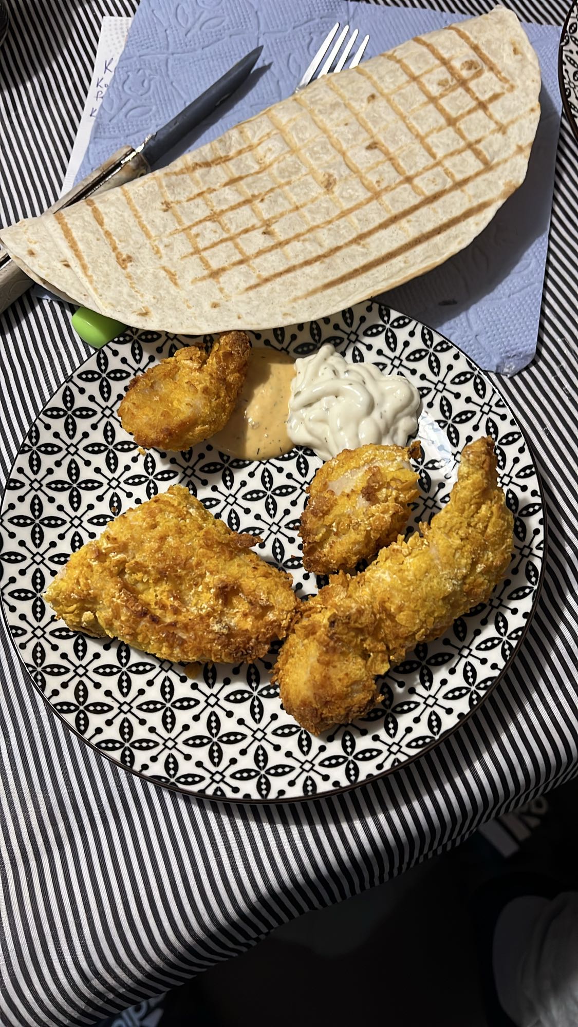 Панирано пиле с тортила