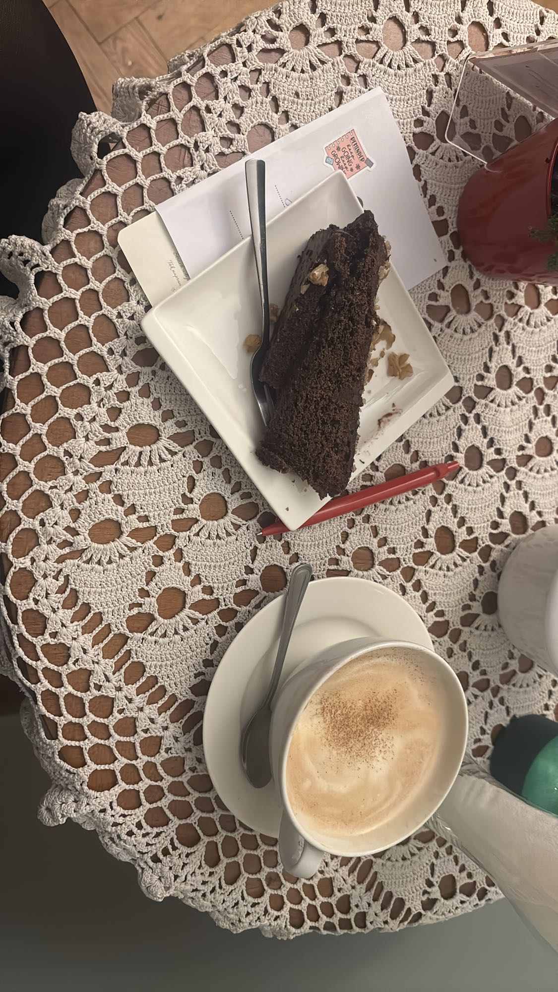 kawa z mlekiem i ciasto czekoladowe