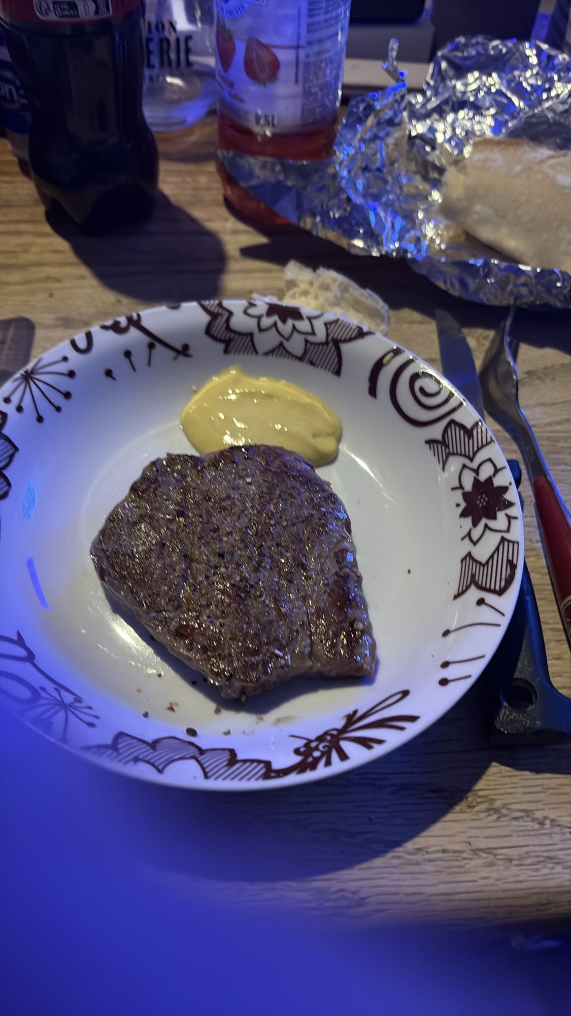 Steak, moutarde et pain