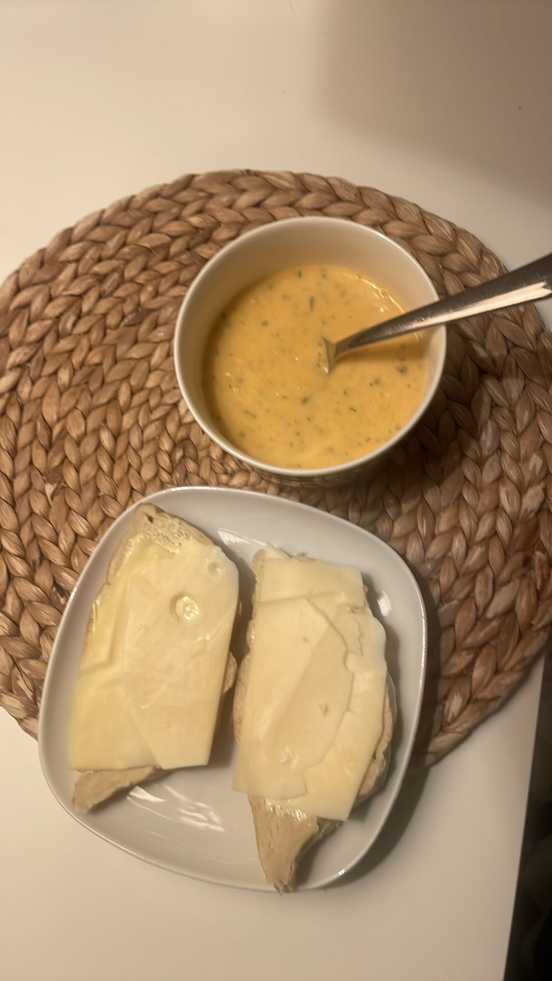 Ostsmörgås med soppa