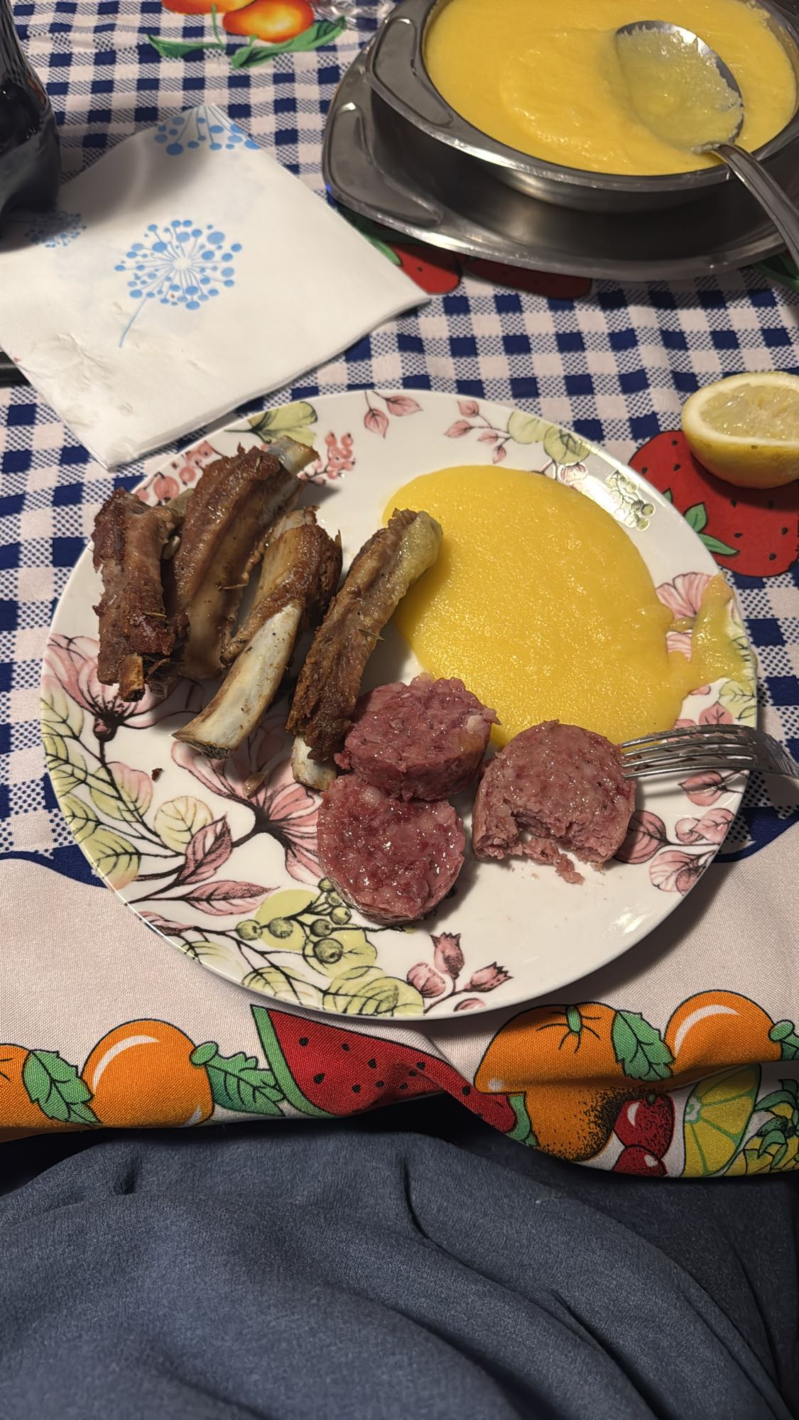 Polenta cu carnati si coaste