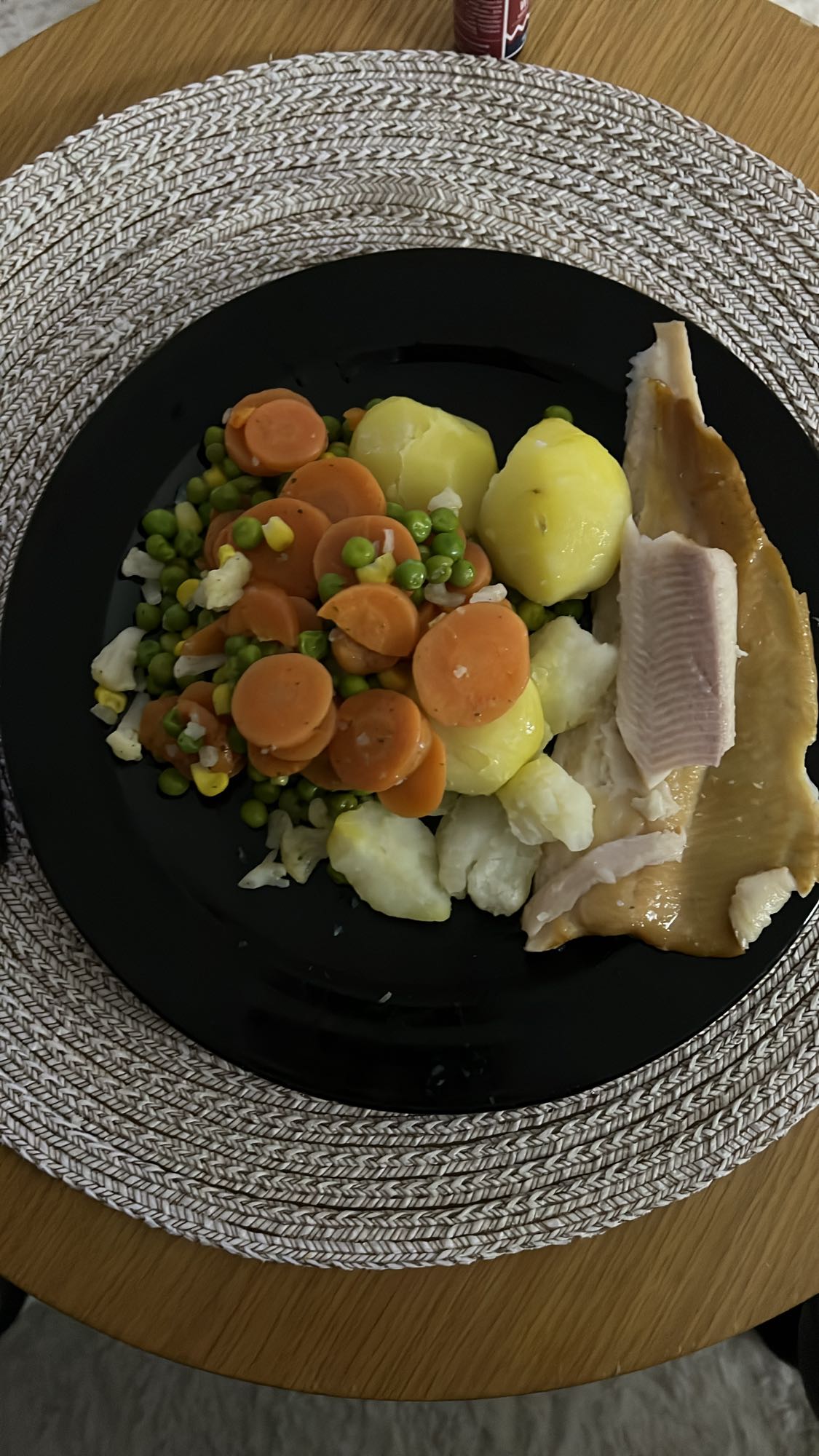 Łosoś z warzywami i ziemniakami