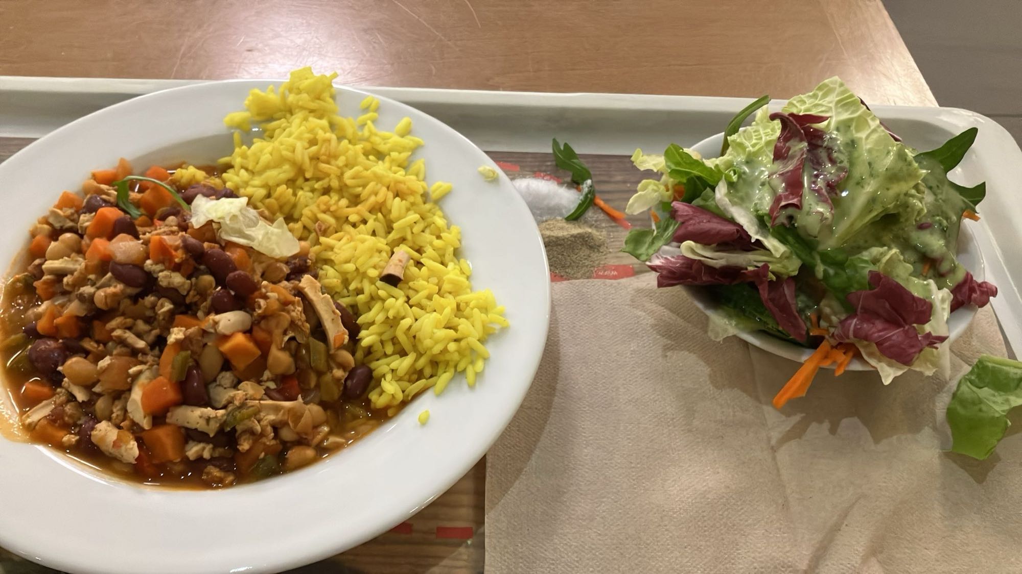 Arroz com feijoada vegana (Soja) e salada com molho de salada