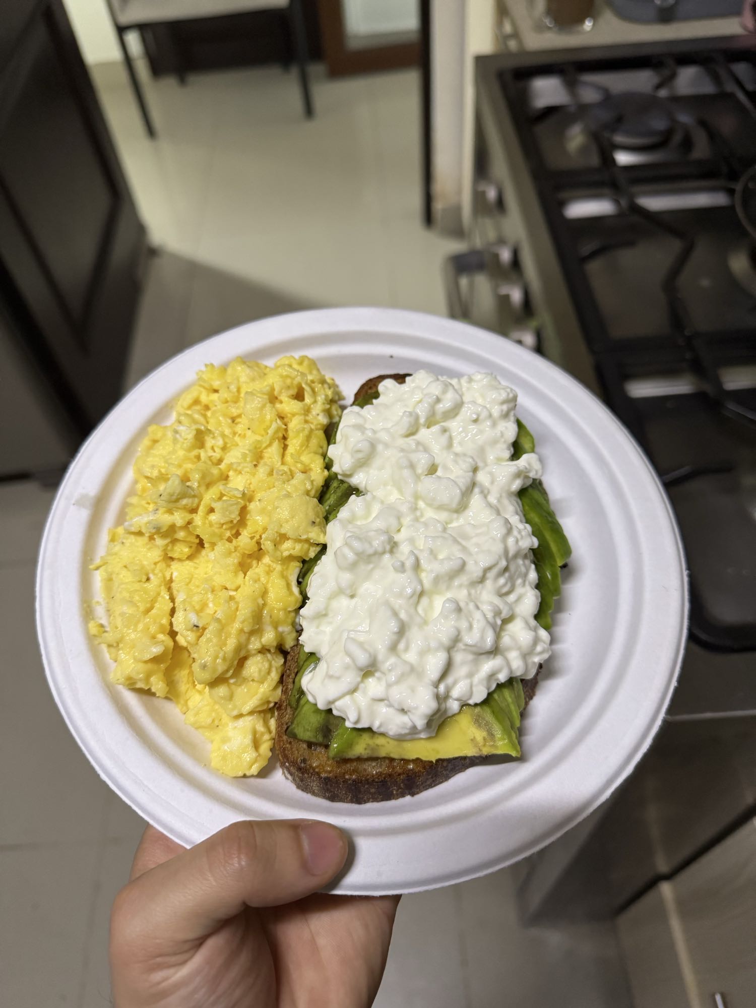 Tostada con huevos y aguacate