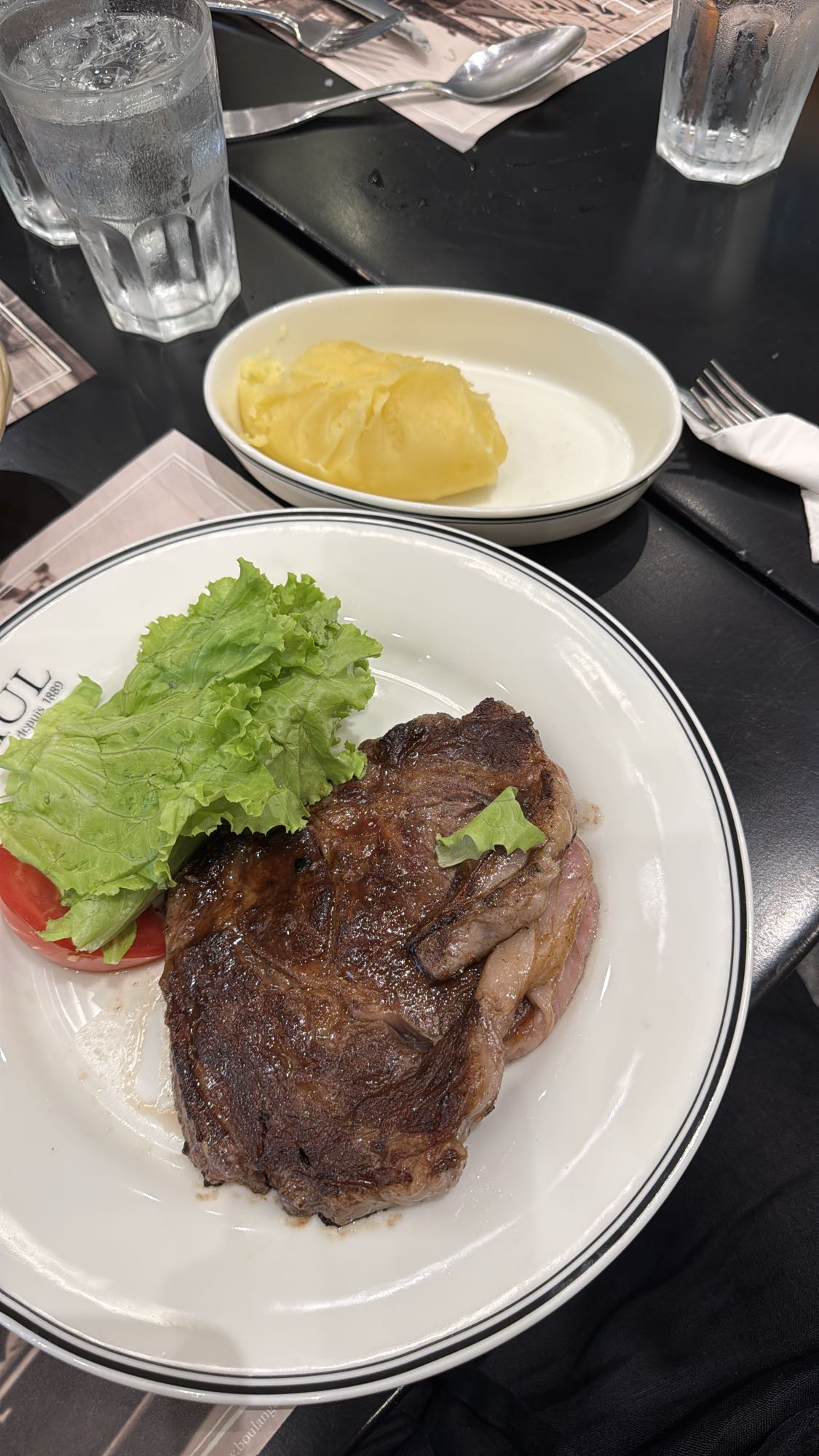 bistec con puré y ensalada