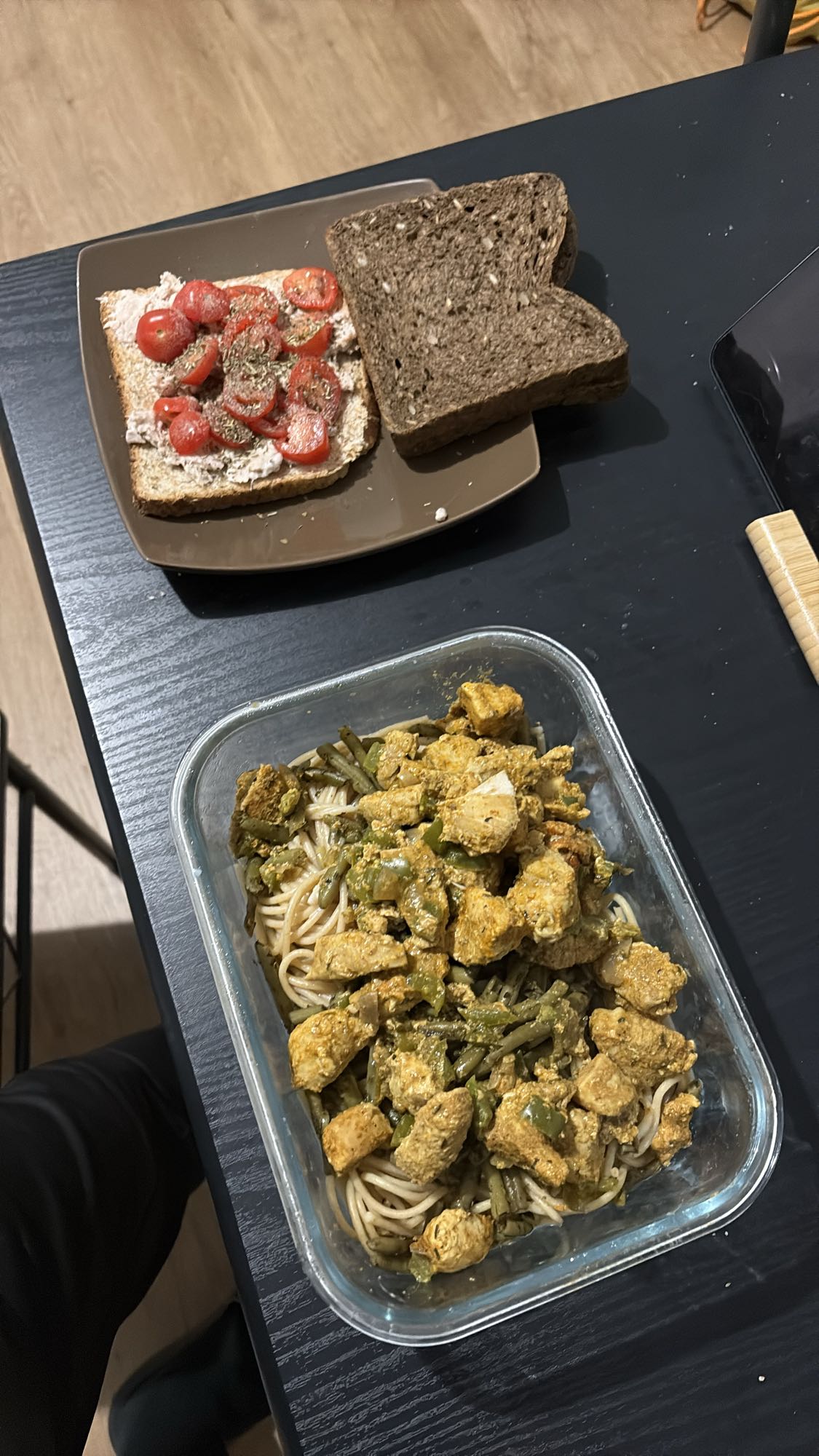 Poulet pâtes et sandwich