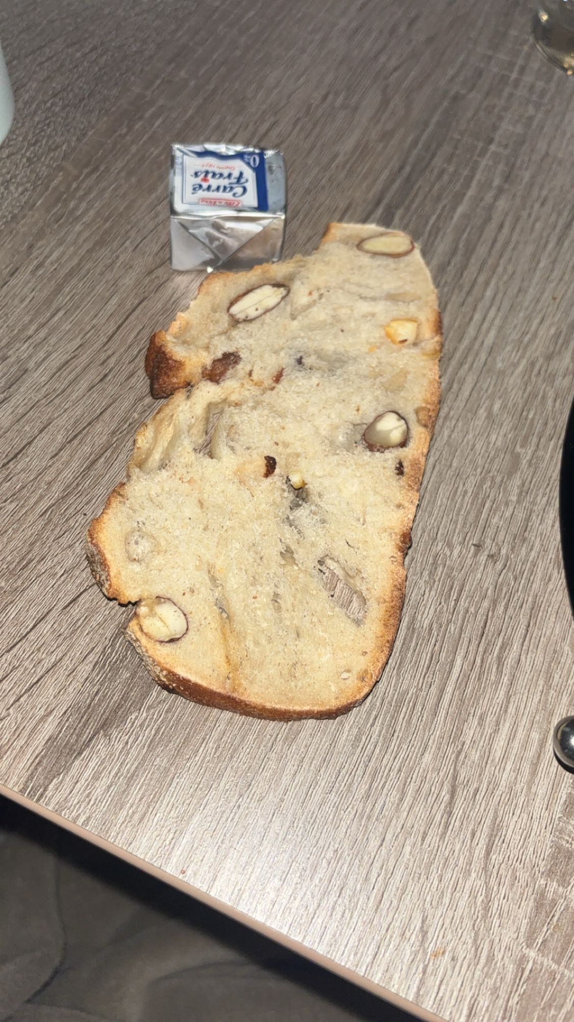 Pain aux noix et fromage