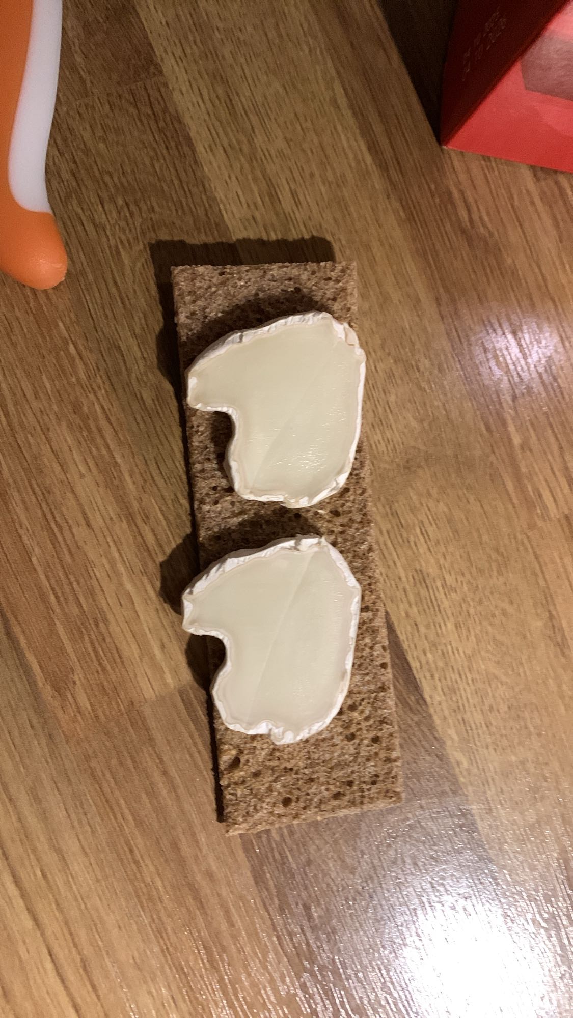 Knäckebröd med brie