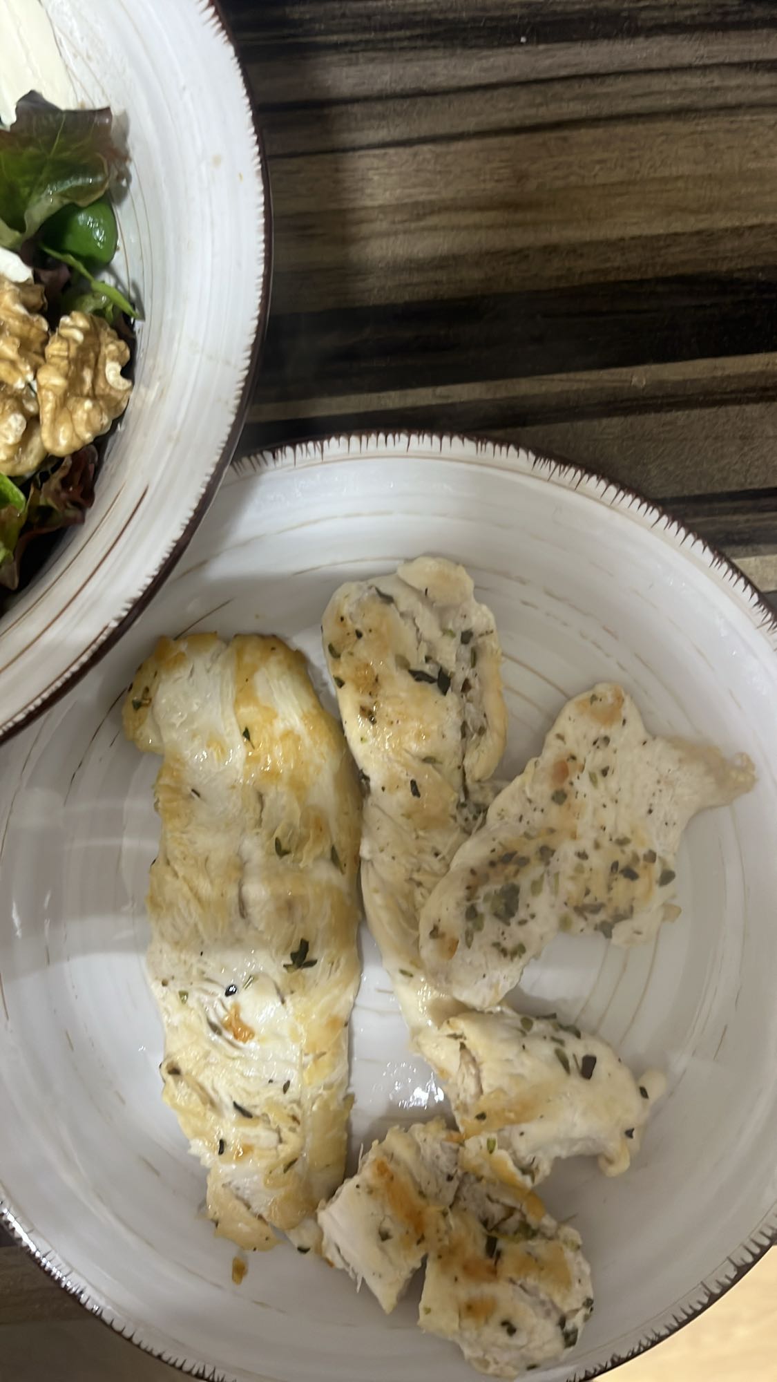 Pollo con ensalada y nuez
