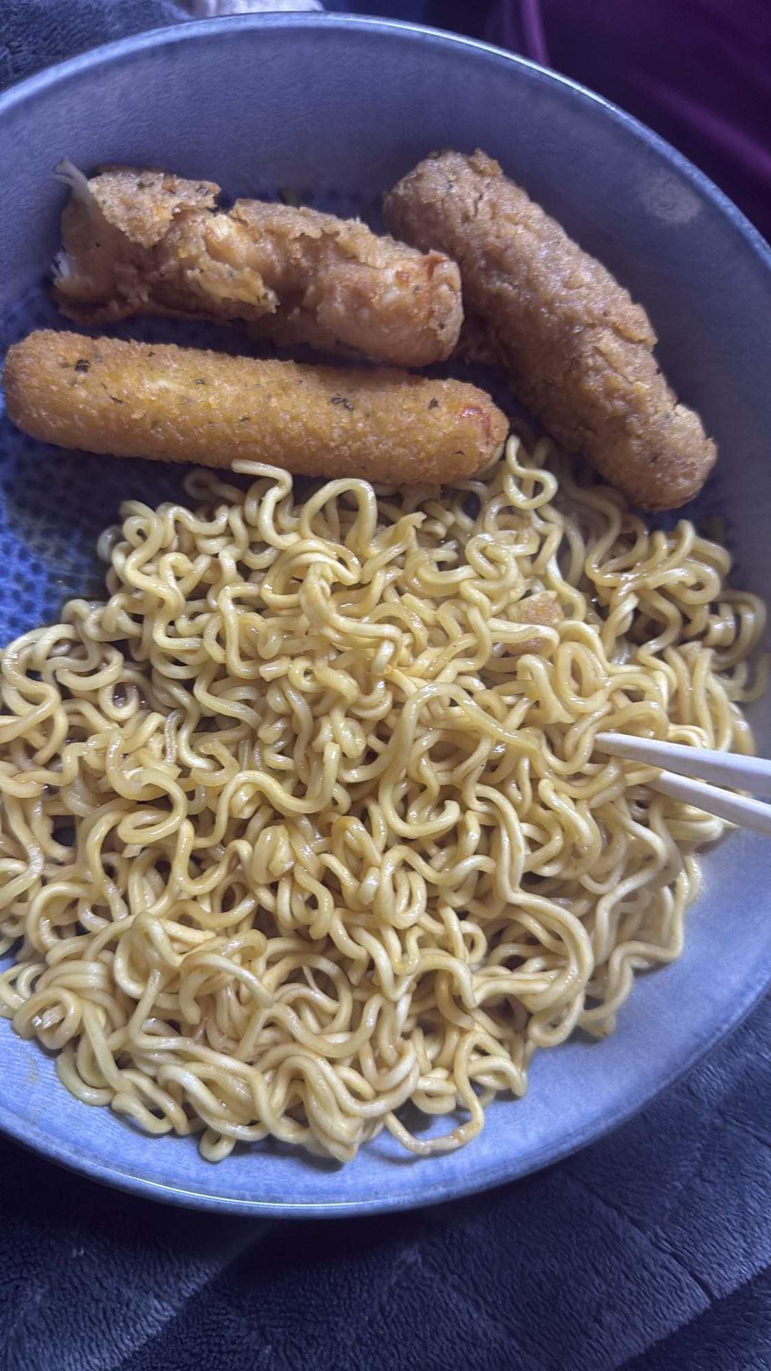 Fried snacks with noodles
