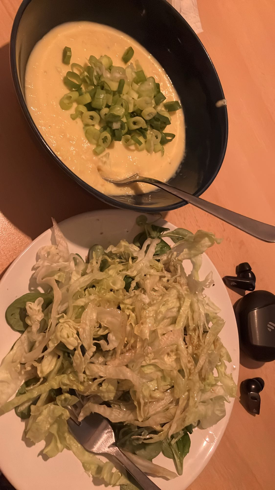 Sopa cremosa e salada verde